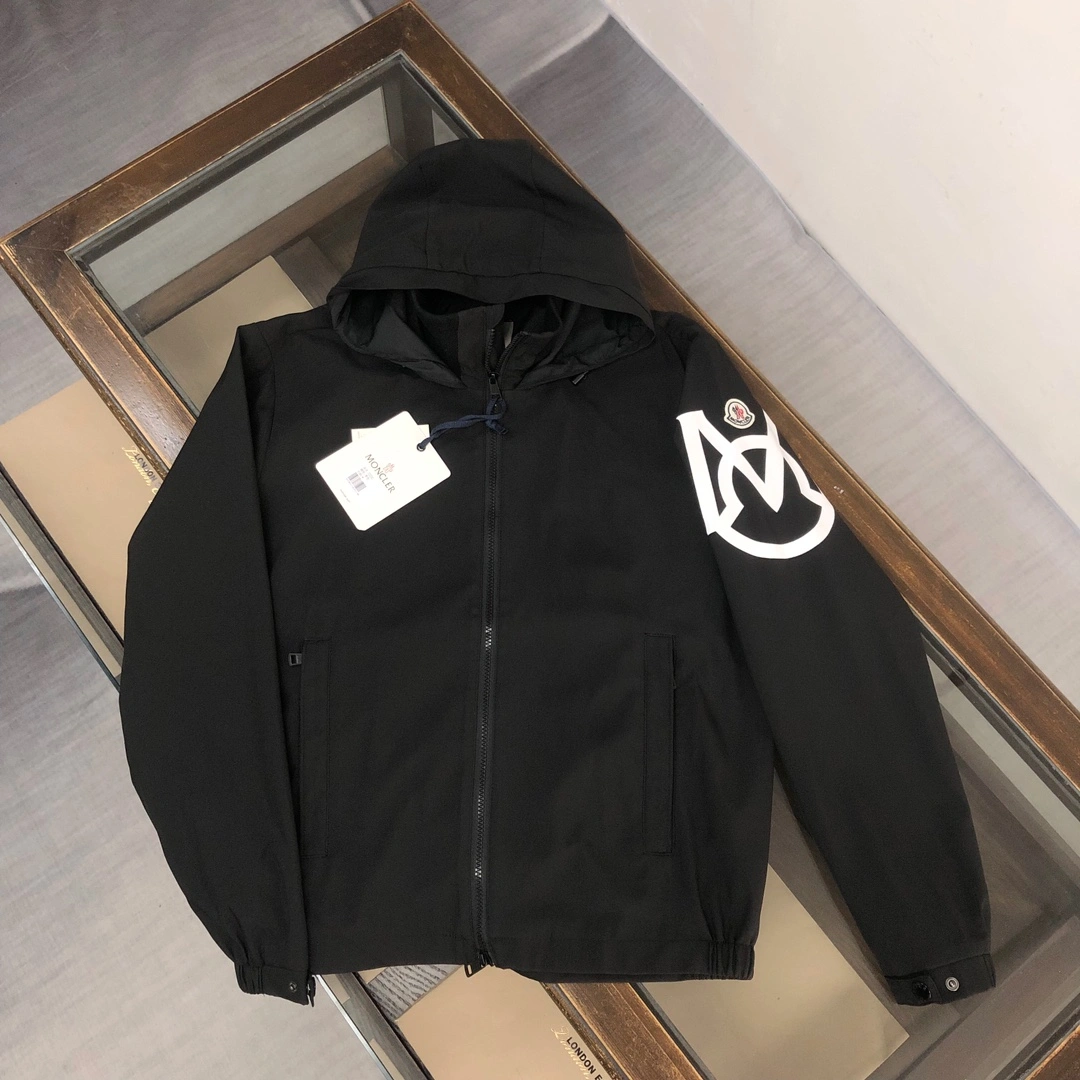 P560 Moncler Moncler jacket Manteau coupe-vent ! Doux, confortable, coupe-vent, imperméable et super léger ! Les bras sont imprimés avec les imprimés les plus marqués ~ le style est encore plus à la mode et élégant avec le logo gravé sur la fermeture éclair et toutes sortes de détails pour mettre en évidence la qualité ! Le printemps et l'automne peuvent être portés comme une veste habituellement utilisée pour la forme concave sont très agréable ! pratique et polyvalent Couleurs : noir blanc bleu Taille : M-3XL-High replica bags