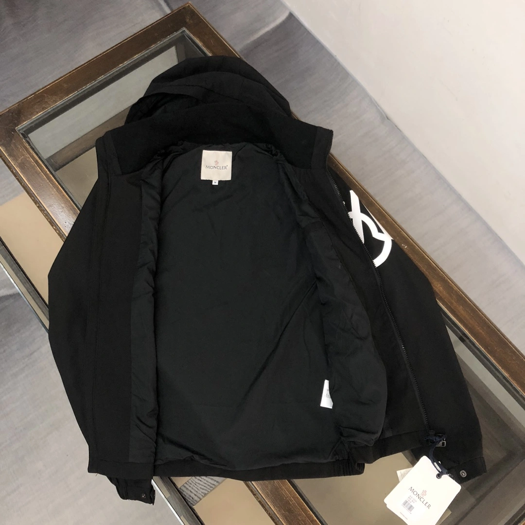 Image [7]-P560 Moncler Moncler Jacket Trench coat ! Il est doux, confortable, coupe-vent, imperméable et super léger ! Les bras sont imprimés avec la marque, et le style est élégant, avec un logo sur la fermeture éclair et divers détails pour montrer la qualité ! Le printemps et l'automne peuvent être portés comme une veste habituellement utilisée pour la forme concave sont très agréable ! pratique et polyvalent Couleurs : noir blanc bleu Taille : M-3XL-High replica handbags