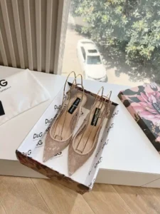 ¡660 A principios de primavera DG tacones de las mujeres DOLCE #DG Dolce & Gabbana tacones de encaje zapatos individuales Lanzamiento! ¡Sexy tacón alto súper brillo ✨ presente a saber, la textura suave y brillante! ¡Los pies se sienten suaves compras desgaste 🈚️ presión! Es capaz de hacer que cada chica debe tener sexy zapatos de tacón alto individuales ⇢ Superior: el material especial original ⇢ Pie de amortiguación: la piel de oveja original ⇢ Suela: Italia importados suelas de cuero Altura del talón: unos 6 cm ⇢ tamaño: #35 ~ 39 (costumbre 40-41 no reembolsable) - bolsas de alta imitación bolsa. No hay intercambio)-Bolsas de alta moda