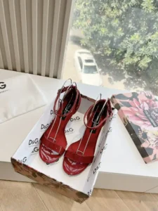 720 Início da primavera DG Saltos Femininos Sandálias DOLCE #DG Dolce & Gabbana Saltos de Renda Sapatos Únicos Lançamento! Sexy salto alto super glitter ✨ presente nomeadamente textura suave e cintilante! Pés se sentem macios desgaste compras 🈚️ pressão! É um sapato sexy de salto alto que pode fazer com que todas as garotas devam ter ⇢ Superior: couro envernizado original ⇢ Pé de almofada: a pele de carneiro original ⇢ Sola: sola de couro importada da Itália Altura do salto: cerca de 11cm ⇢ tamanho: #35 ~ 39 (personalizado 40-42 não reembolsável e não trocável) - bolsas de alta imitação ) - sacos de alta imitação