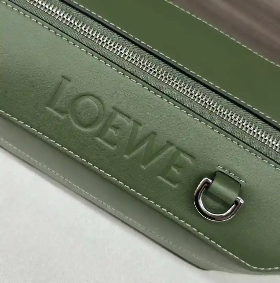 画像[8]-P1260 Loewe Classic Cow Leather Distressed Sling Handbag Compact Sling Handbag with Adjustable *L⊚⊚*ウェビングストラップとブランドロゴ入りのメタルクラスプを開くとハンドバッグの容量が変わり、様々な持ち運びが可能になります外側のジップフラットポケット 進歩的に強化されています。機能性*このバージョンは古典的な牛革製で、クロスボディまたはファニーパックとして運ぶことができますモデル番号：262243サイズ：32.5 * 9 * 12.3センチメートル-ハイファッションバッグ