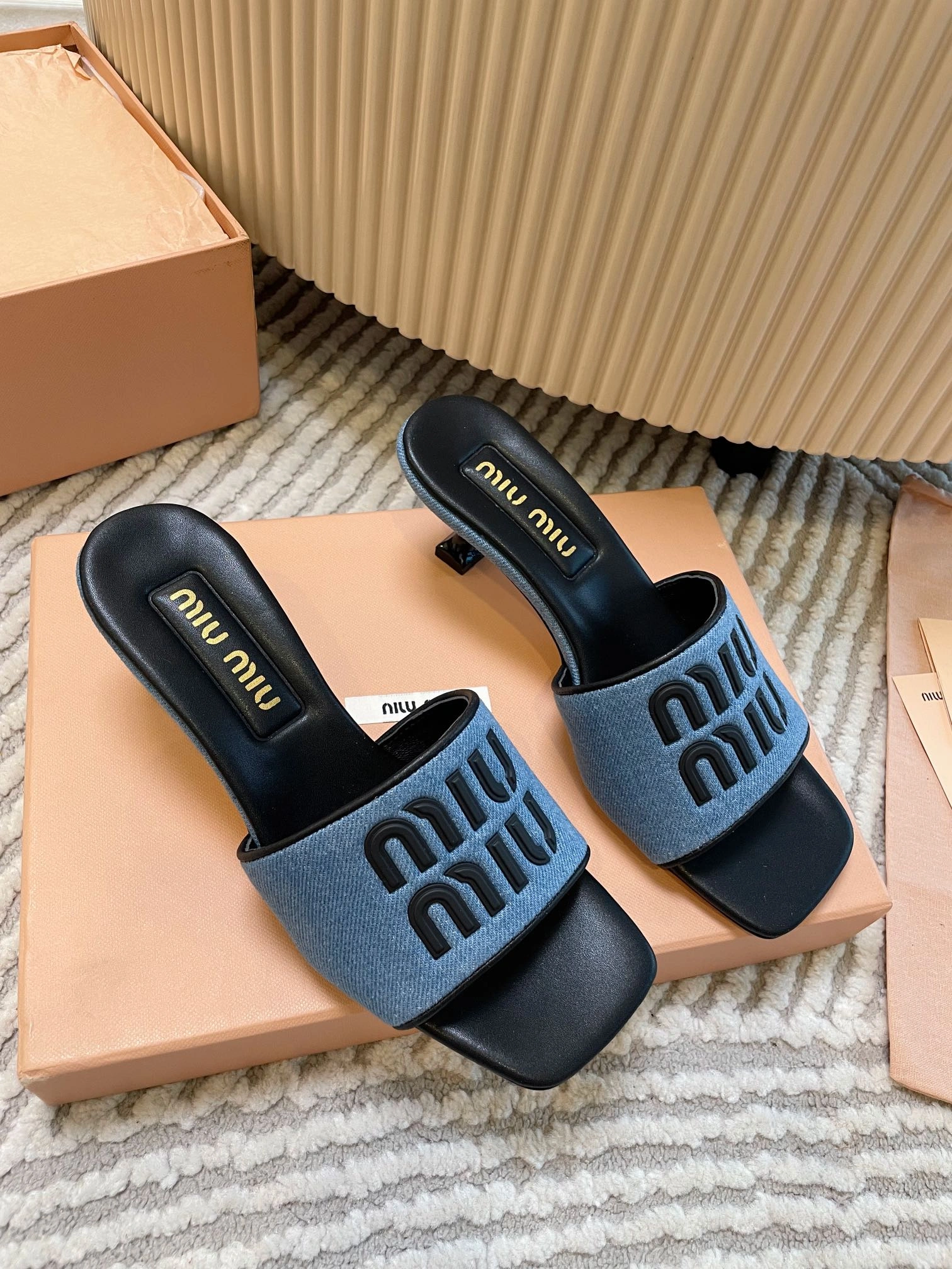 P580 gato calcanhar e plana com miumiu desta temporada muita moda online! Quer se trate de sapatos casuais ou sapatos de moda celebridades do mundo da moda quente Netflix estrela marca must-have ~ 🌷 miumiu atraiu inúmeros fãs de sapatos como combinar todos de boa aparência também em linha com o atual sistema de cores Melad mais popular usando estilo Oh! Linhas originais réplica de material de couro do que a textura física feita sob medida 🈵🈵size 35-40 embalagem original acessórios de apoio! -bolsas de réplica de alta qualidade