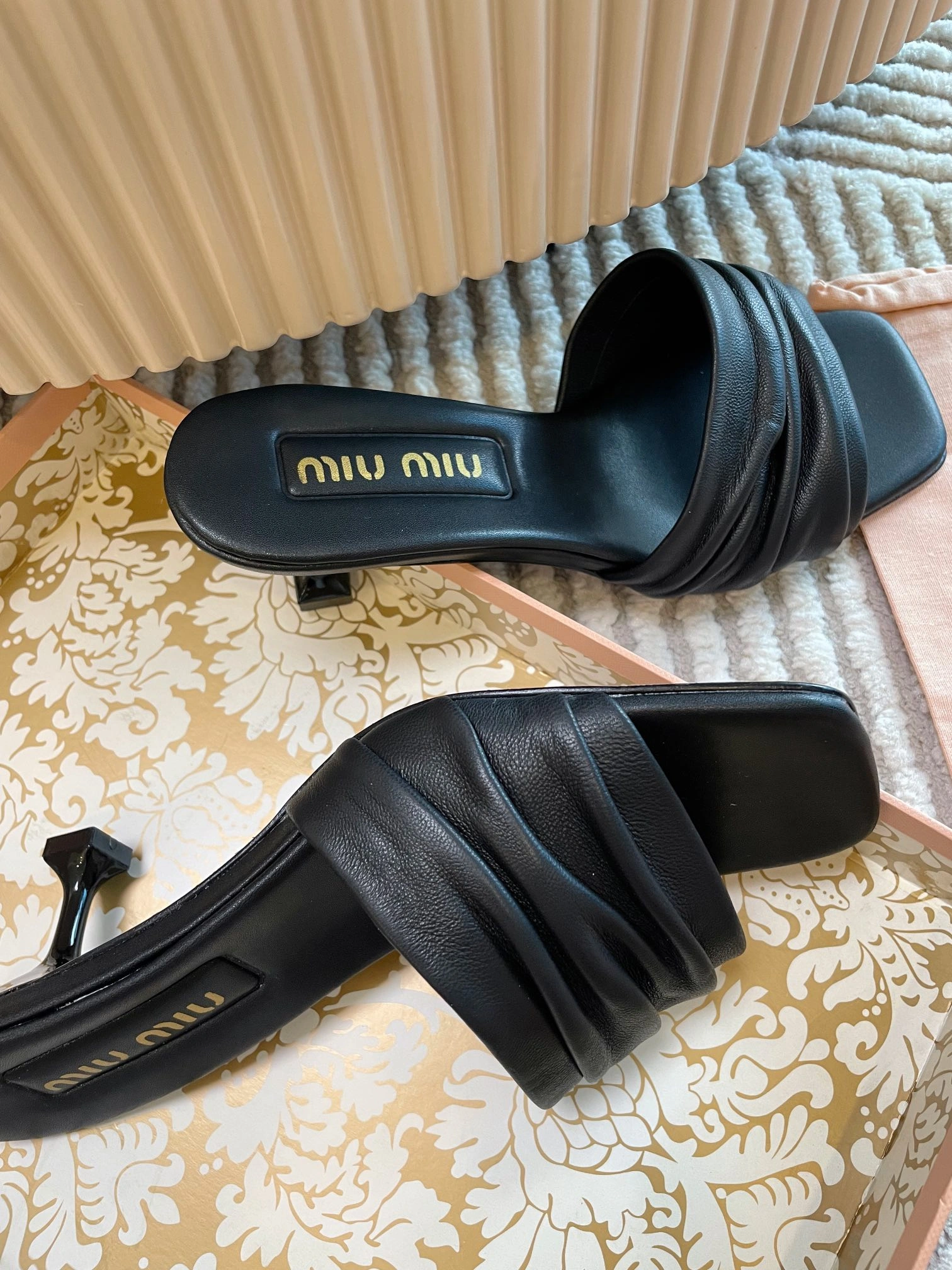 Picture[2]-P580 Cat heel & flat heel Cette saison miumiu est trop de mode en ligne ! Qu'il s'agisse de chaussures décontractées ou chaussures de mode chaudes monde célébrités net étoile rouge marque essentielle ~ 🌷 miumiu attiré d'innombrables fans de chaussures comment correspondre à tous beau aussi en ligne avec le système de couleur Melad plus populaire actuel style de port Oh ! Lignes originales réplique matériau en cuir que la texture physique sur mesure 🈵🈵size 35-40 emballage d'origine accessoires de soutien ! -répliques de sacs à main de haute qualité