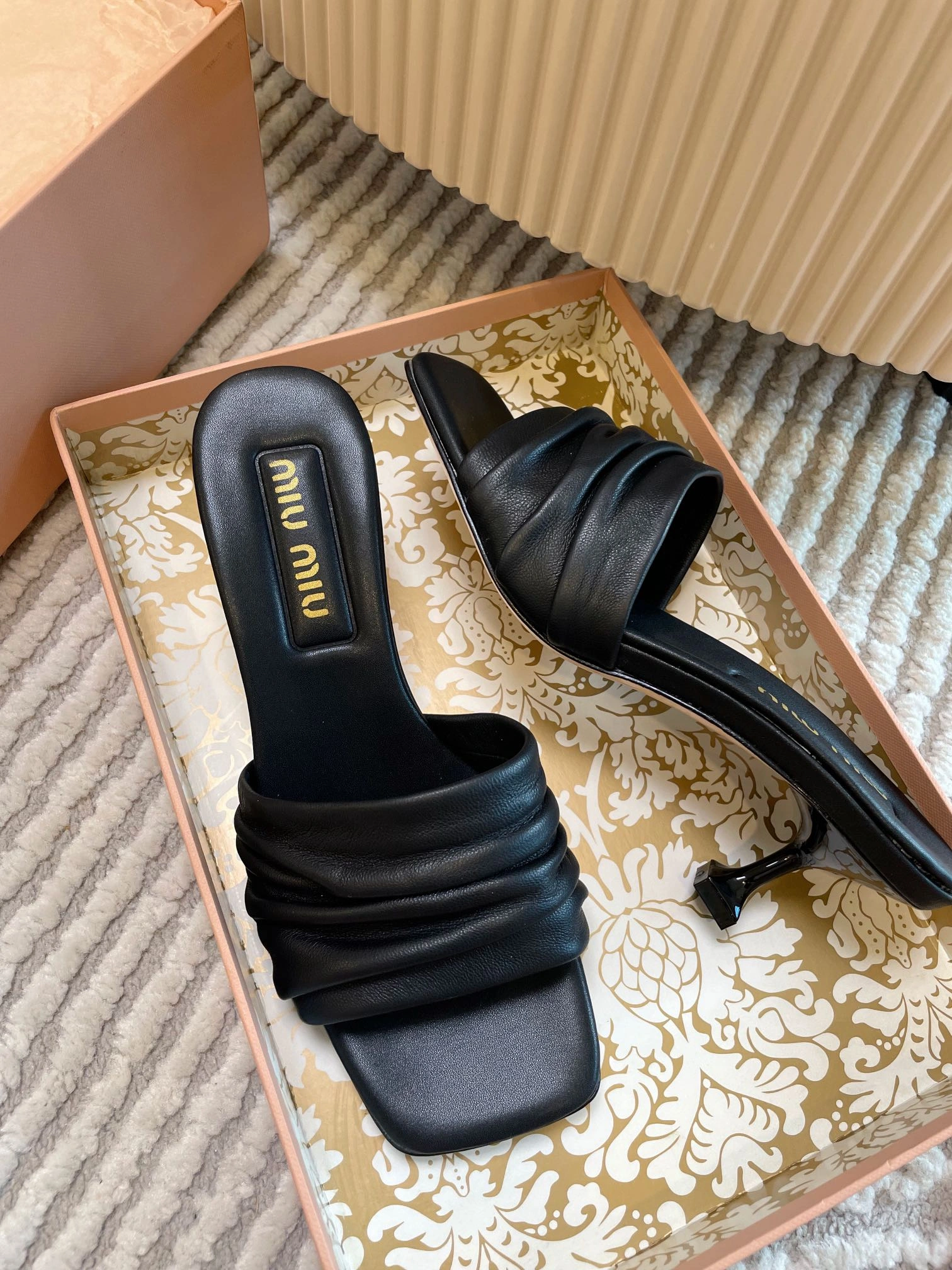 P580 talon chat & plat avec cette saison miumiu trop de mode en ligne ! Qu'il s'agisse de chaussures décontractées ou chaussures de mode chaudes monde célébrités Netflix star must-have marque ~ 🌷 miumiu attiré d'innombrables fans de chaussures comment faire correspondre tous beau aussi en ligne avec le système de couleur Melad plus populaire actuelle porter le style Oh ! Lignes originales réplique matériau en cuir que la texture physique sur mesure 🈵🈵size 35-40 emballage d'origine accessoires de soutien ! -répliques de sacs à main de haute qualité