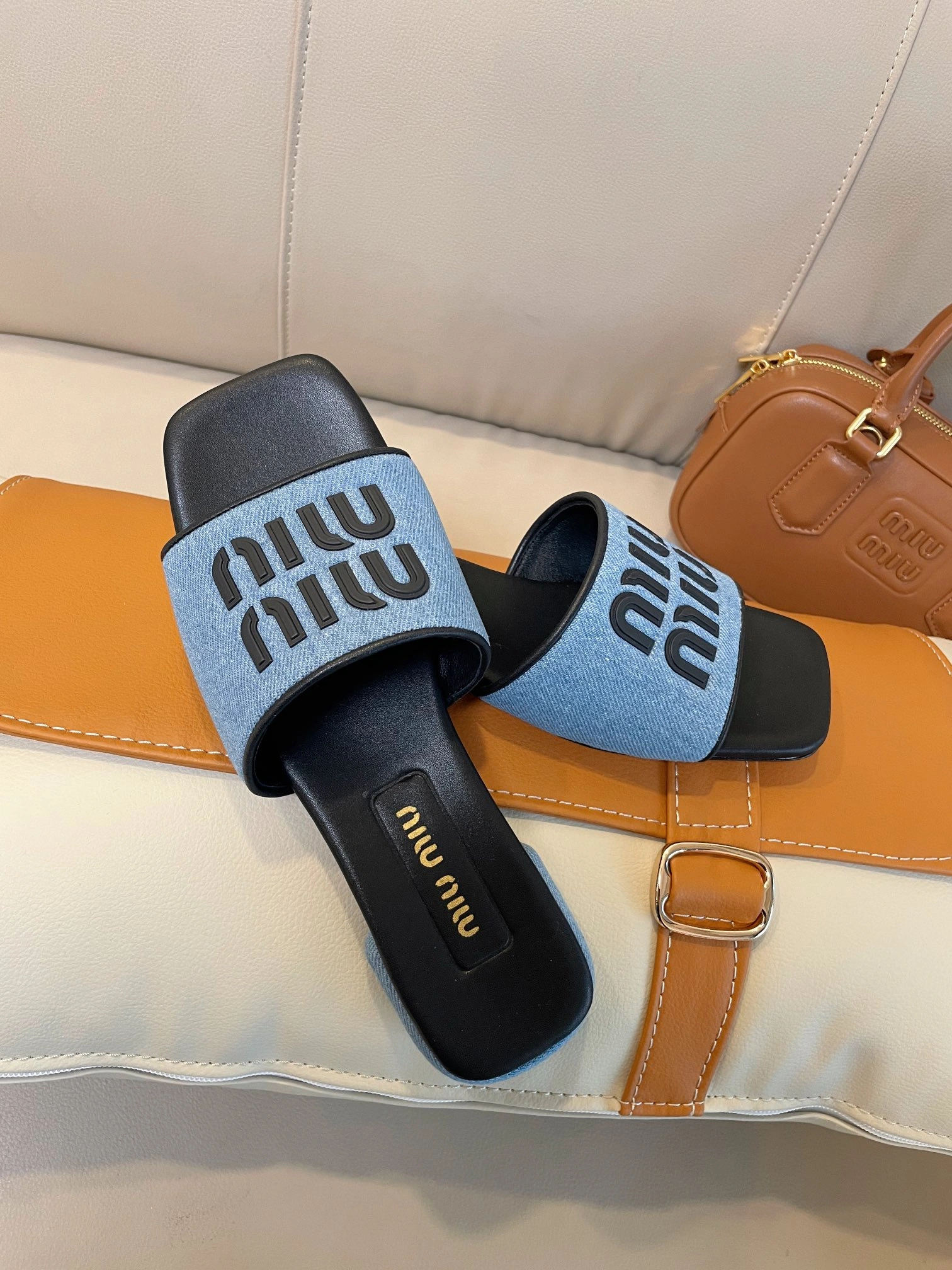 P580 Cat Heel & Flat Heel Cette saison, miumiu est trop à la mode en ligne ! Que ce soit des chaussures décontractées ou des chaussures de mode chaudes monde célébrités Netflix star must-have marque ~ 🌷 miumiu attiré d'innombrables fans de chaussures comment assortir sont bons également en ligne avec le système de couleur Melad actuel plus populaire porter le style Oh ! Lignes originales réplique matériau en cuir que la texture physique sur mesure 🈵🈵size 35-40 emballage d'origine accessoires de soutien ! -répliques de sacs à main de haute qualité