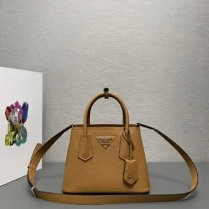 P1500 Prada（迷你号）1BG443荔枝纹到货啦[强][强]2023全新DoubleBagmini号购物袋Double系列灵感mini bag进口荔枝纹牛皮内里配全羊皮💪优雅简洁的包身设计正面经典白呖三角logo💪标识手提、肩带可调节长短内置双隔层中间内袋搭配吊牌配饰💪💪完美细节女神必备超级棒5尺寸：25*18.5*12.5cm！-高仿包包