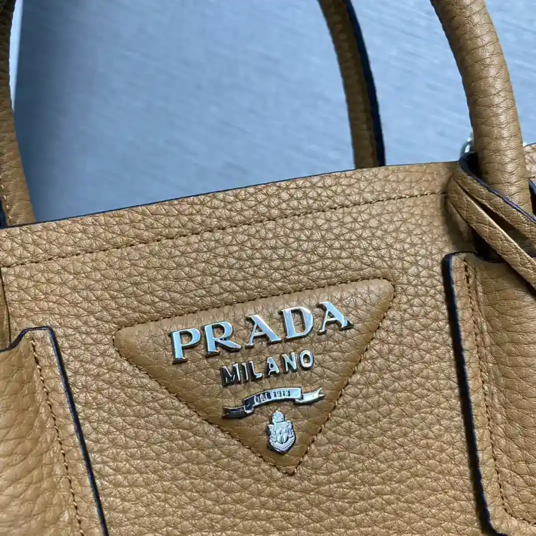 Picture [4]-P1500 Prada (mini number) 1BG443 lychee grain arrived [strong] [strong] 2023 new DoubleBagmini number shopping bag Double series inspired mini bag imported lychee grain cowhide lining with full sheepskin 💪 elegantly simple body design front classic white Niko triangular logo 💪 logo handheld, shoulder straps can be adjusted length of the built-in dual Compartment in the middle of the inner pocket with tag accessories 💪💪💪 perfect details goddess must have super great 5 Size: 25 * 18.5 * 12.5cm!