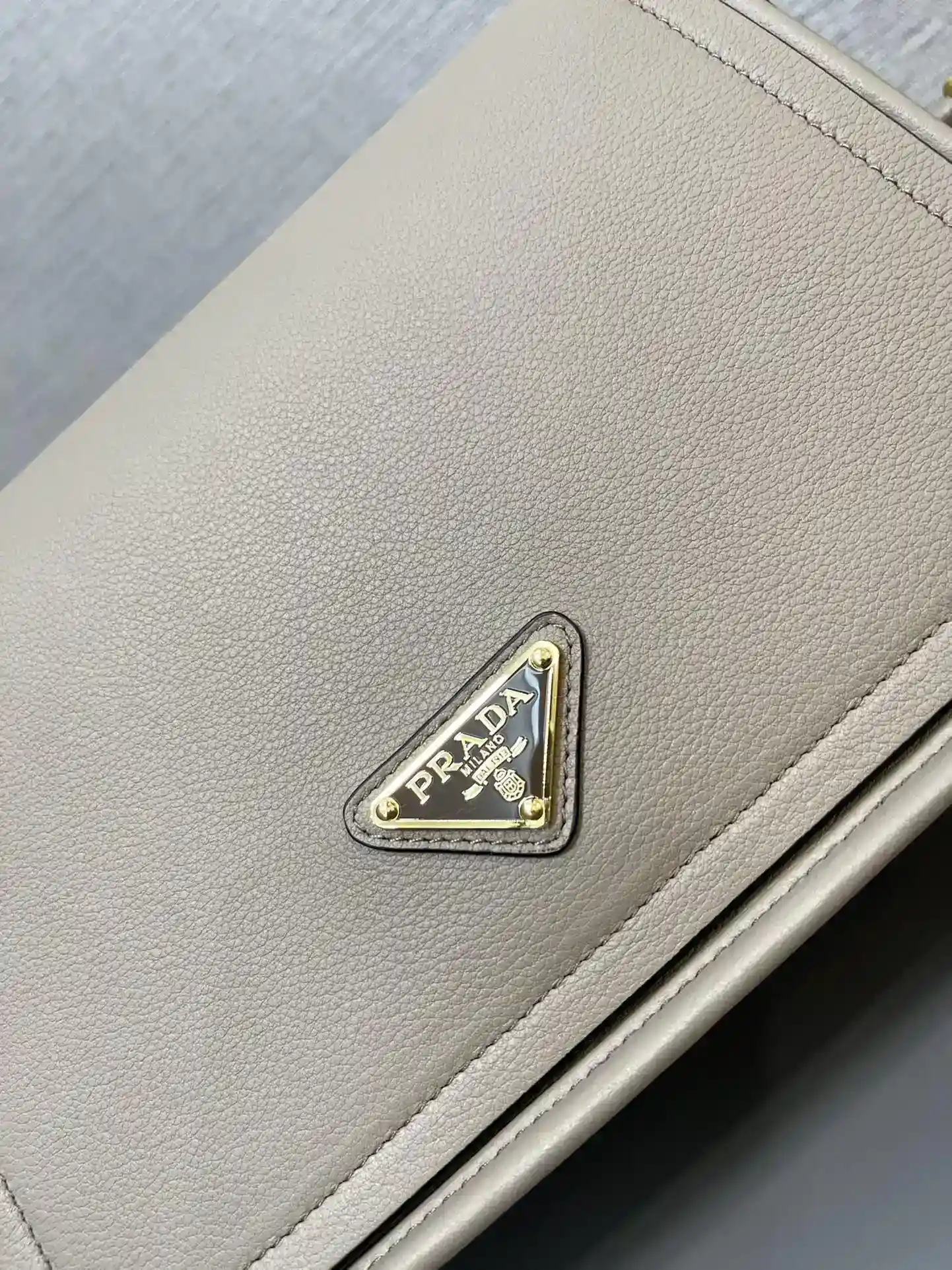 Image [5]-P1380 Prada 1BD372 est en stock 👋🏻 Cette bandoulière Lindy est fabriquée en cuir de veau italien importé à grain doux avec une quincaillerie de qualité supérieureDes détails exquis avec une quincaillerie en métal pour un style plus dynamiqueÉlégant et polyvalentLe cuir de vachette grainé à texture douce met en valeur les lignes douces et minimalistes.