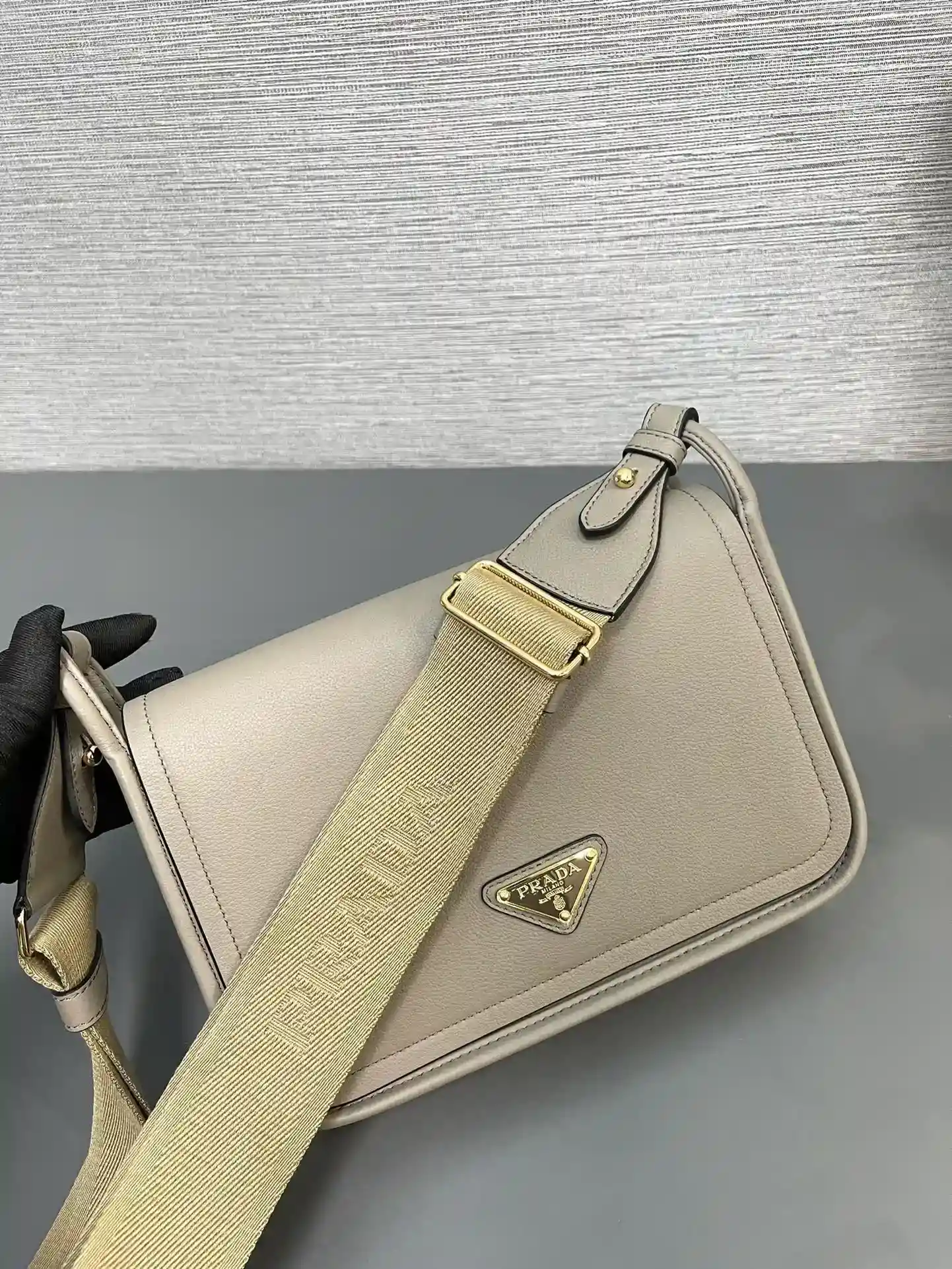 Image [7]-P1380 Prada 1BD372 est en stock 👋🏻 Cette bandoulière Lindy est fabriquée en cuir de veau italien importé à grain doux avec une quincaillerie de qualité supérieureDes détails exquis avec une quincaillerie en métal pour un style plus dynamiqueSmart and versatileSoft textured grained cowhide leather highlights the smooth and minimalist lines