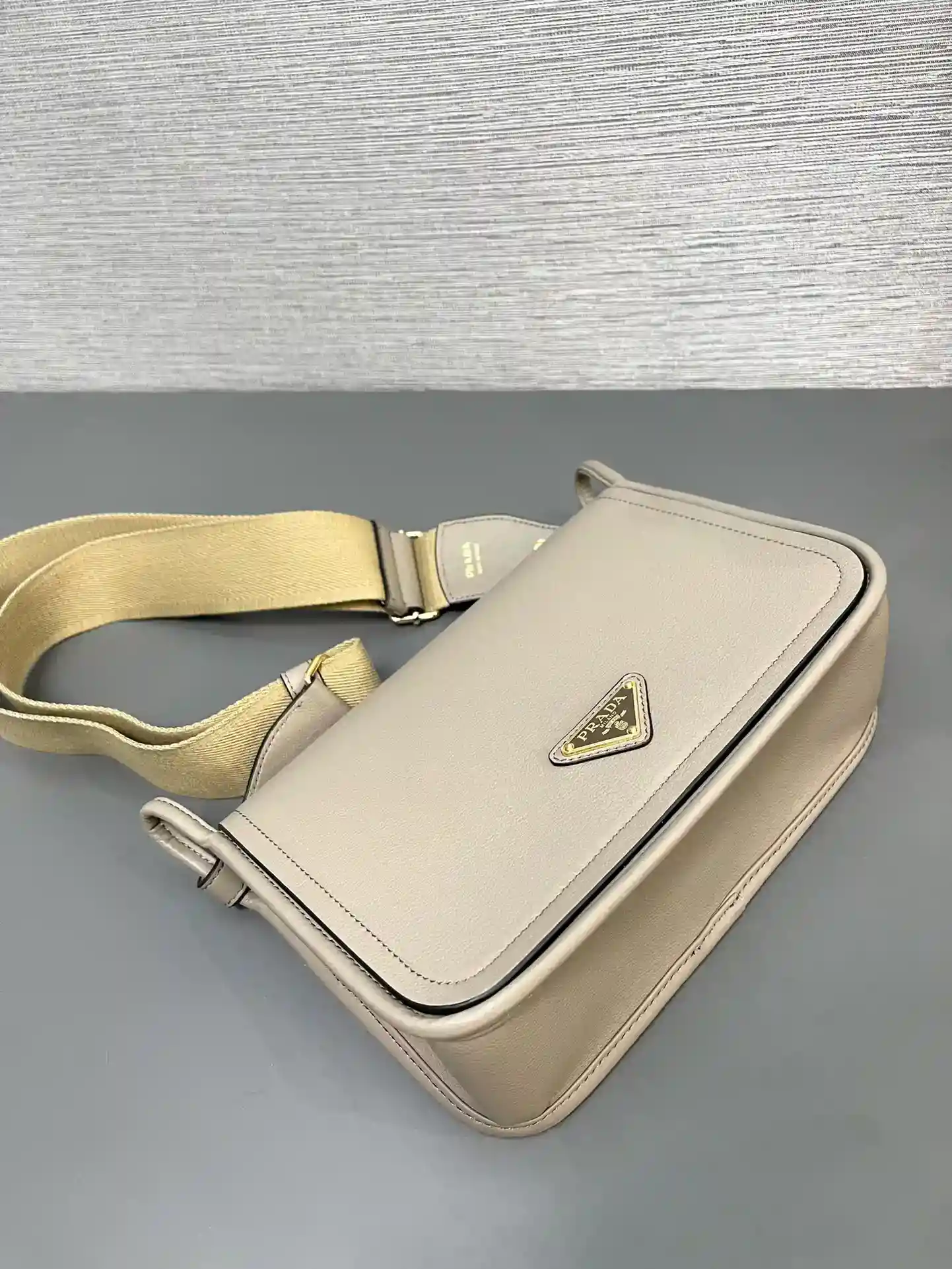 Image [8]-P1380 Prada 1BD372 est en stock 👋🏻 Cette bandoulière Lindy est fabriquée en cuir de veau italien importé à grain doux avec une quincaillerie de qualité supérieureDes détails exquis avec une quincaillerie en métal pour un style plus dynamiqueÉlégant et polyvalentLe cuir de vachette grainé à texture douce met en valeur les lignes douces et minimalistes.