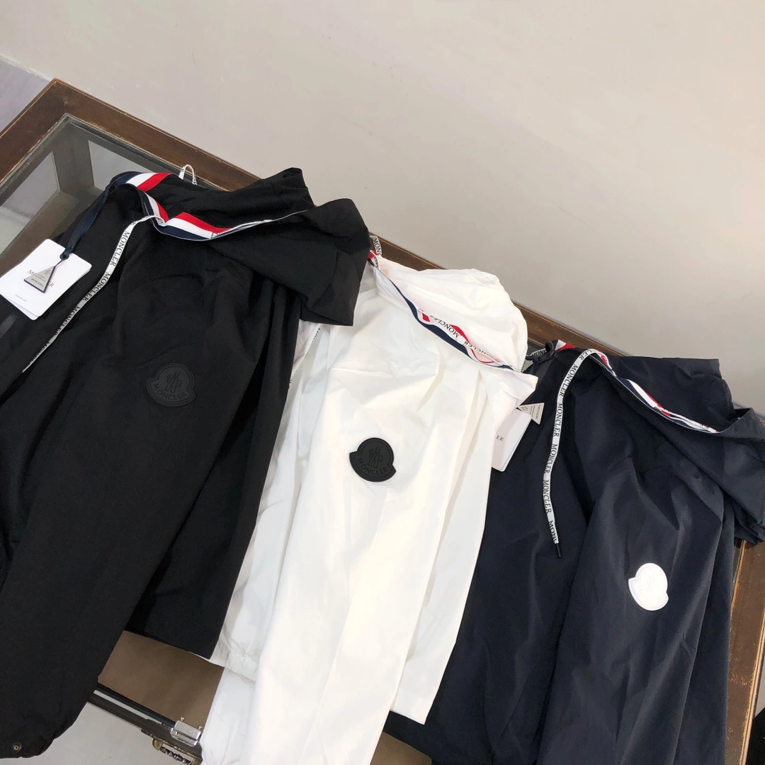 Image [2]-P560 Uploaded for early spring 2025 availability ! Moncler large label zip hooded jacket windbreaker ! Synchronisé avec le site officiel ! Tricolore sangle avec patchwork logo design ! Personnalisé original tissu respirant excellente qualité d'exécution parfaite secondes l'ensemble du marché ! Cadeau de poids lourd juste pour la popularité ! L'achat européen synchronisé style site officiel vente chaude ! Lettres de marque zip à capuche design veste coupe-vent sur le haut du corps élégant super beau détail image parfaite incarnation ! Les trois étiquettes sont complets en parfait état ! Couleur : noir blanc bleu code : M L XL XXL 3XL (1-5)-high-fashion sacs