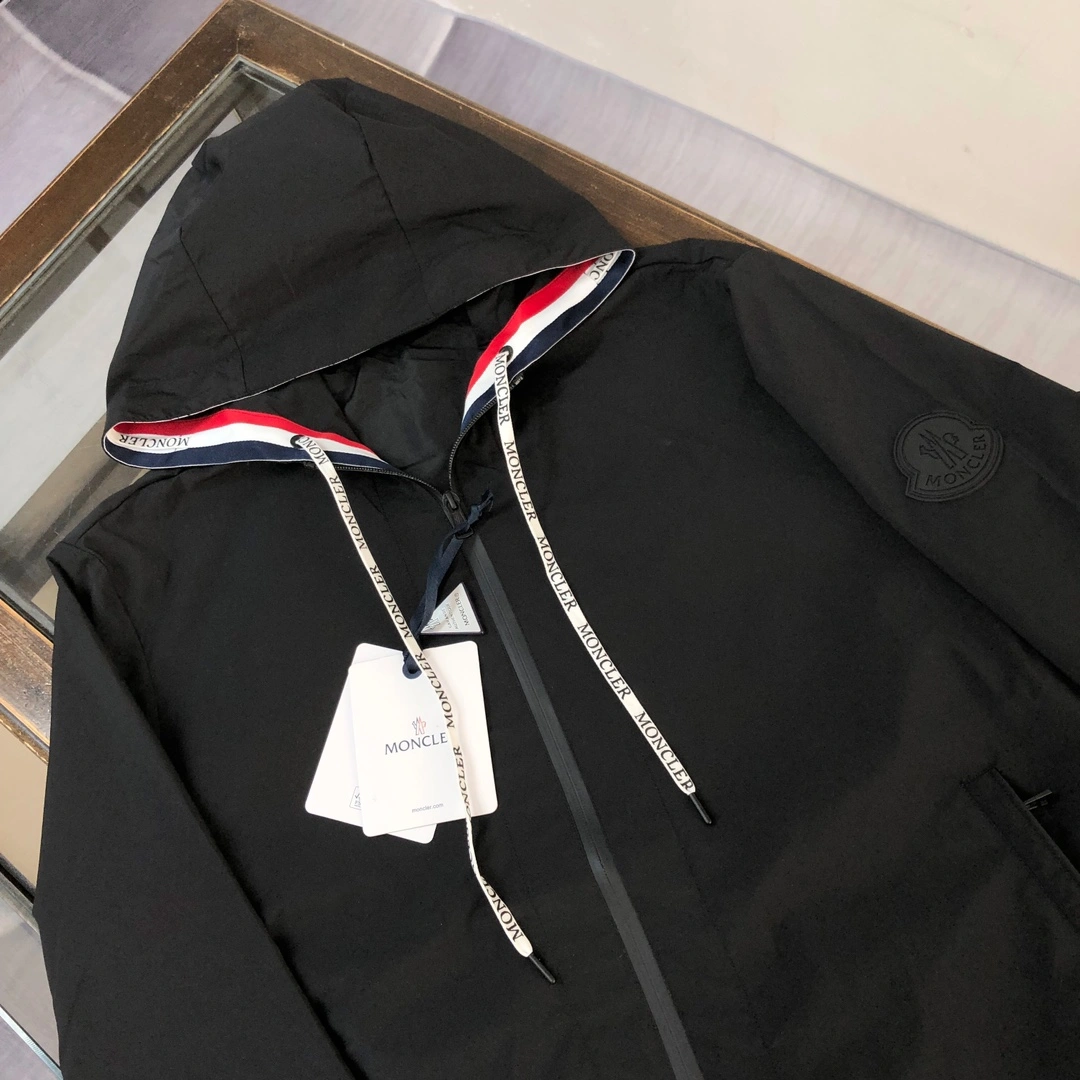 Image [3]-P560 Uploaded for early spring 2025 availability ! Moncler large label zip hooded jacket windbreaker ! Synchronisé avec le site officiel ! Tricolore sangle avec patchwork logo design ! Personnalisé tissus originaux respirant excellent parfait qualité d'exécution secondes l'ensemble du marché ! Cadeau poids lourd juste pour la popularité ! L'achat européen synchronisé style site officiel vente chaude ! Lettres de marque zip à capuche design veste coupe-vent sur le haut du corps élégant super beau détail image parfaite incarnation ! Les trois étiquettes sont complets en parfait état ! Couleur : noir blanc bleu code : M L XL XXL 3XL (1-5)-high-fashion sacs