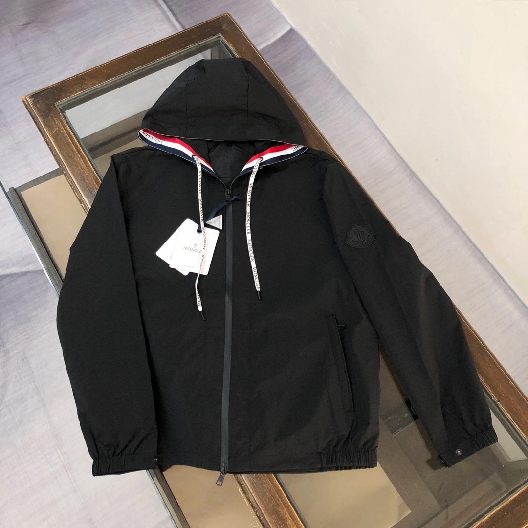 P560 en rayon disponible au début du printemps 2025 ! Monkou Moncler large label zip hooded jacket windbreaker ! Synchronisé avec le site officiel ! Sangle tricolore avec logo design ! Tissus originaux personnalisés respirants excellente qualité de fabrication parfaite seconde l'ensemble du marché ! Cadeau de poids lourd juste pour la popularité ! L'achat européen synchronisé style site officiel vente chaude ! Lettres de marque zip à capuche design veste coupe-vent sur le haut du corps élégant super beau détail image parfaite incarnation ! Les trois étiquettes sont complets en parfait état ! Couleur : noir blanc bleu code : M L XL XXL 3XL (1-5)-high-fashion sacs