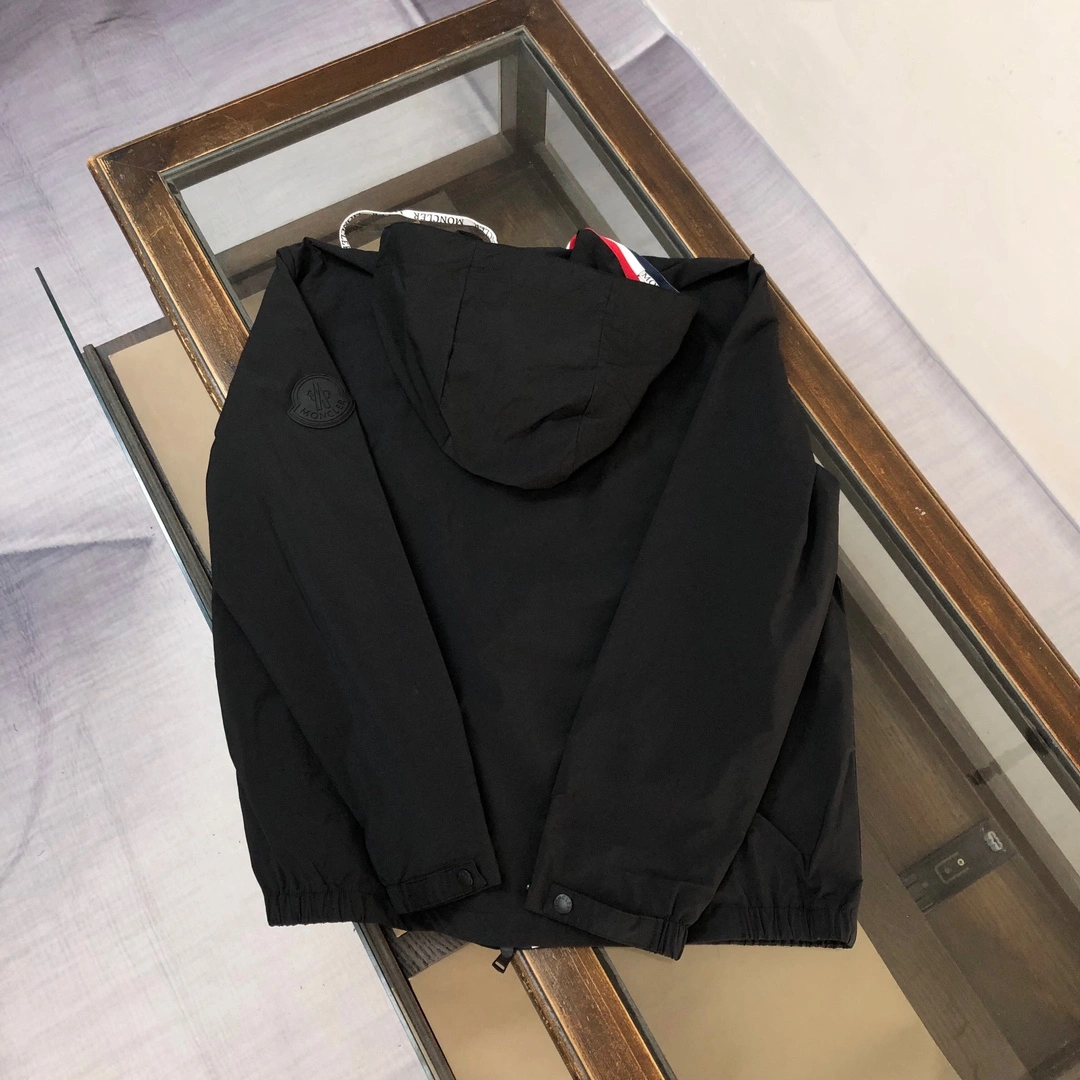 Image [9]-P560 Uploaded for early spring 2025 availability ! Moncler large label zip hooded jacket windbreaker ! Synchronisé avec le site officiel ! Tricolore sangle avec patchwork logo design ! Personnalisé original tissu respirant excellente qualité d'exécution parfaite secondes l'ensemble du marché ! Cadeau de poids lourd juste pour la popularité ! L'achat européen synchronisé style site officiel vente chaude ! Lettres de marque zip à capuche design veste coupe-vent sur le haut du corps élégant super beau détail image parfaite incarnation ! Les trois étiquettes sont complets en parfait état ! Couleur : noir blanc bleu code : M L XL XXL 3XL (1-5)-high-fashion sacs