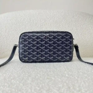 A bolsa para máquina fotográfica Goyard Cap Vert transporta os seus objectos essenciais de viagem com facilidade, tornando-a uma peça ideal para a vida na cidade. Compacta e prática, o seu fecho de correr garante que o conteúdo é mantido firmemente preso. A alça de ombro é ajustável em comprimento para se adequar à utilização diária. Tamanho: 22 x 13 x 6.5cm❤️GY0201470 - bolsas de alta qualidade