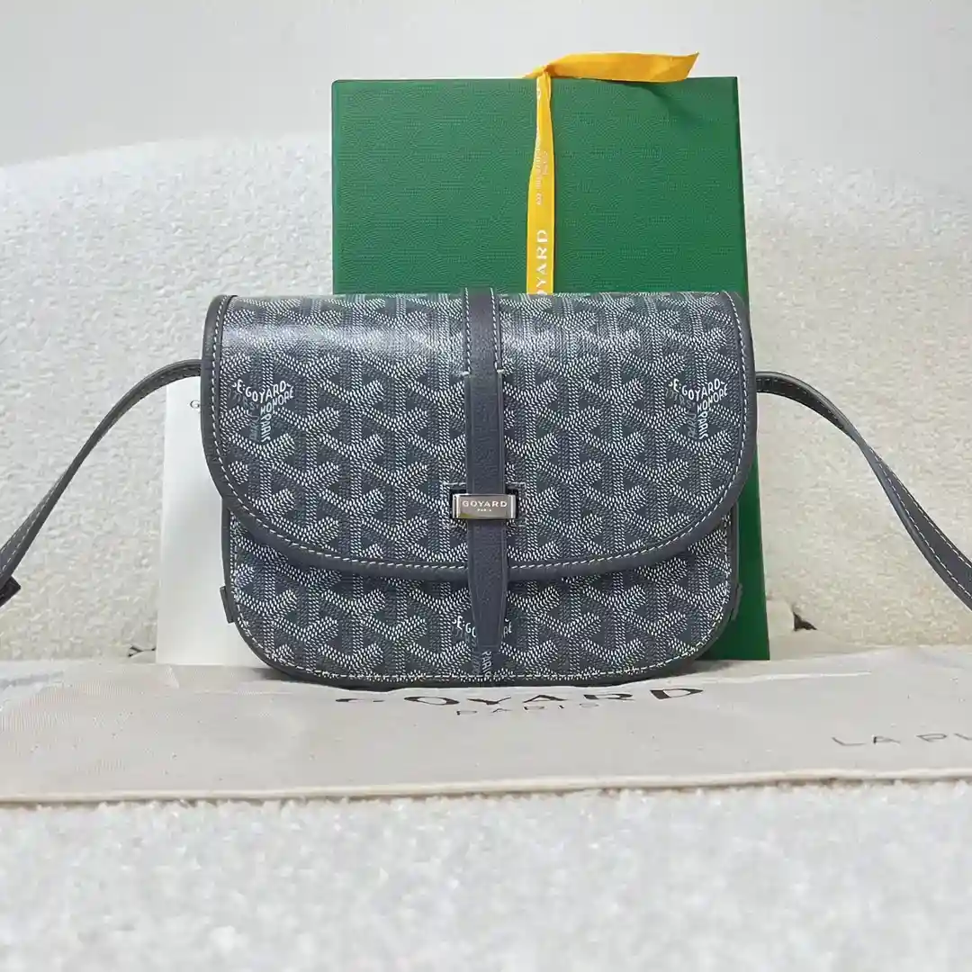 Le sac messager Goyard Belvédère, doté d'une bandoulière intelligente et d'un système de fermeture sécurisé, convient à toutes les occasionsSimple, élégant, léger et pratique avec de multiples poches externes et internes pour une séparation facile de vos affairesDimensions : 22 x 16 x 7cm❤️GY0206540-Sacs à main de haute qualité