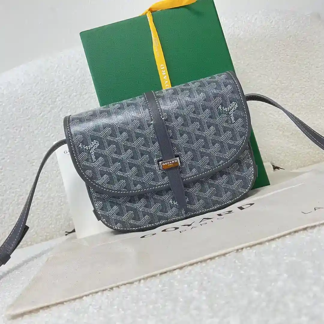 Image [2]-Goyard Belvédère Messenger bag avec bandoulière intelligente et système de fermeture sécurisé Adapté à toutes les occasionsSimple, élégant, léger et pratiqueComprenant plusieurs poches externes et internes pour compartimenter facilement vos affairesDimensions : 22 x 16 x 7cm❤️GY0206540-sacs haute couture