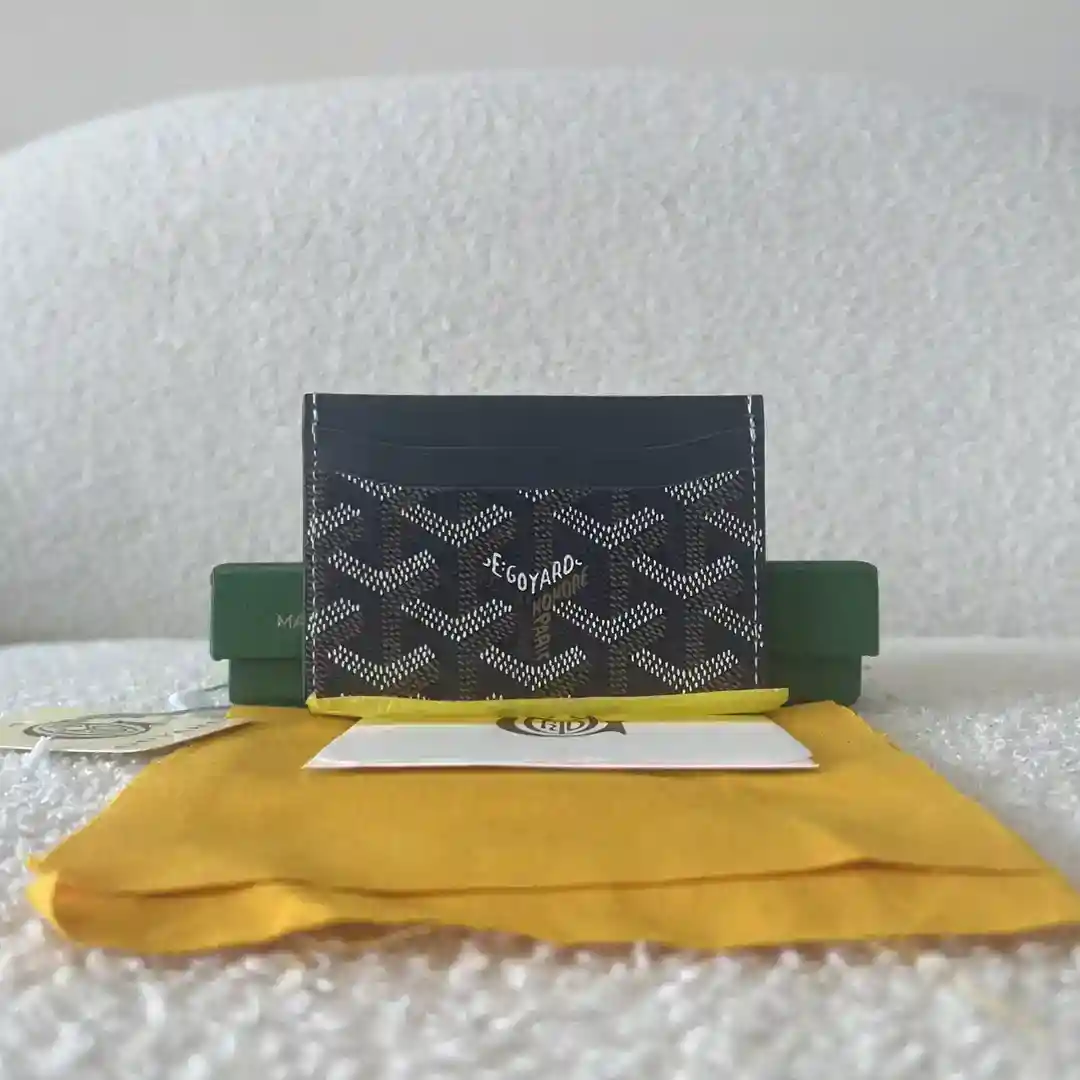 Image [3]-Goyard Saint-Sulpice Card Holder Conçu pour être petit et compact, sa poche centrale peut contenir des cartes, des pièces d'identité ou des billets de banque pliésPoche et compact, il se glisse dans la poche d'une veste ou d'un pantalonDimensions : 10,5 x 7 x 1cm❤️GY0207200-High Fake Bags