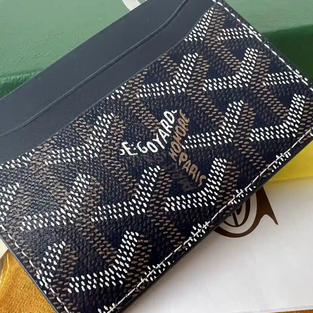 Image [4]-Goyard Saint-Sulpice Card Holder Conçu pour être petit et compact, sa poche centrale peut contenir des cartes, des pièces d'identité ou des billets de banque pliésPoche et compact, il se glisse dans la poche d'une veste ou d'un pantalonDimensions : 10,5 x 7 x 1cm❤️GY0207200-High Fake Bags