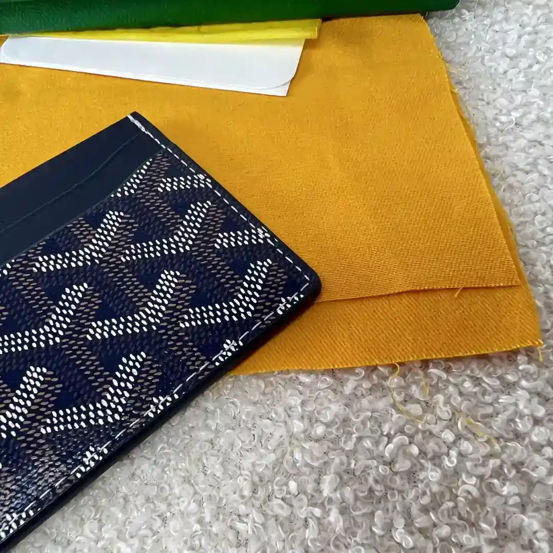 Image [7]-Goyard Saint-Sulpice Card Holder Conçu pour être petit et compact, sa poche centrale peut contenir des cartes, des pièces d'identité ou des billets de banque pliésPoche et compact, il se glisse dans la poche d'une veste ou d'un pantalonDimensions : 10,5 x 7 x 1cm❤️GY0207200-High Fake Bags