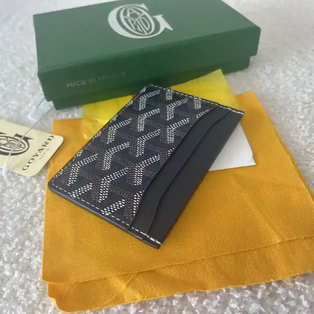 Image [6]-Goyard Saint-Sulpice Card Holder Conçu pour être petit et compact, sa poche centrale peut contenir des cartes, des pièces d'identité ou des billets de banque pliésPoche et compact, il se glisse dans la poche d'une veste ou d'un pantalonDimensions : 10,5 x 7 x 1cm❤️GY0207200-High Fake Bags