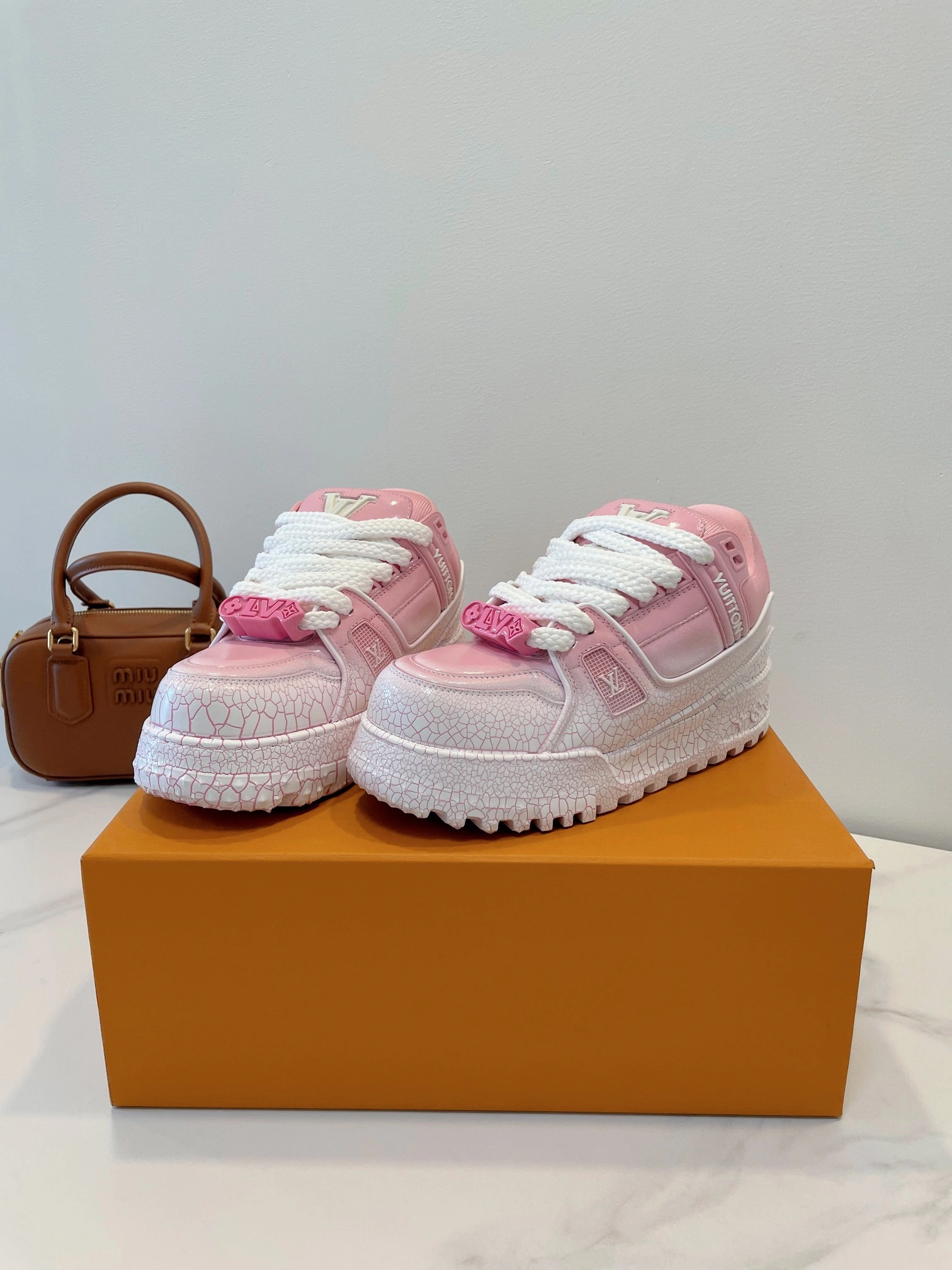 Imagem [3]-P1240 Variedade italiana LV Trainer Maxi pequena série gordinha ding chubby doodle de sapatos de pão 🌷 Modelos de passarela de moda de Paris importados personalizados pele de bezerro macia e fina combinada com atacadores de tecido grosso e robusto coloridos fixadores originais elementos clássicos da marca elementos altamente visíveis sapatos de pão quente novamente puxam o fluxo total muitos blogueiros netroots devem ter moda tridimensional cheia de corpo de sapatos de pão colorido Reinterpretação superdimensionada dos sapatos de moda esportiva Virgil Abloh hot lv altura perfeita 5cm ✅ Tamanho masculino tamanho 39-45 Embalagem de acessórios originais - bolsas de alta qualidade