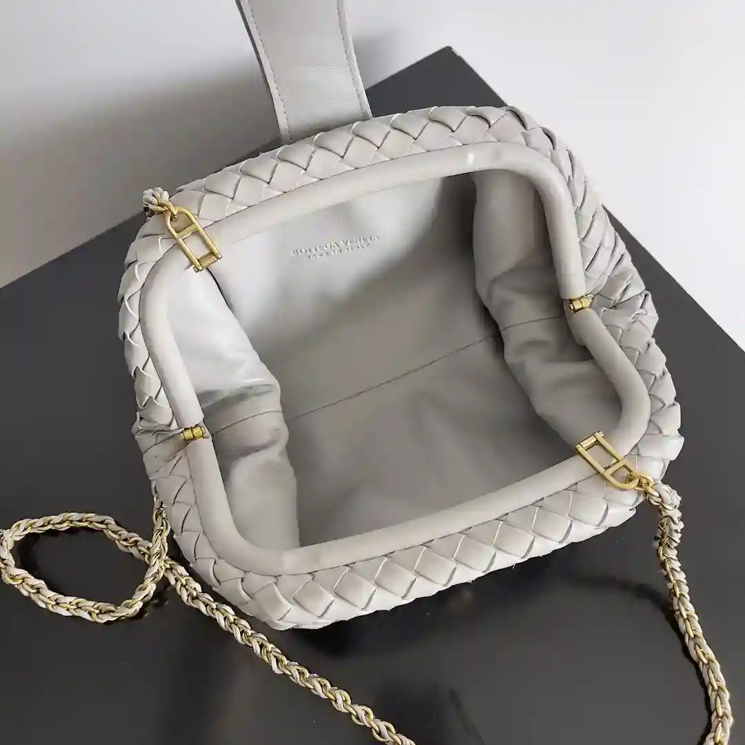 Picture [9]-P2300 BOTTEGA VENETA BOTTEGA VENETA Women's LAUREN 1980 Small Clutch Bag La! A lot of people squatting small finally came to the zipper can be self-adjusting zipper is a major highlight of this bag after removing can be used as a handbag to attend important occasions a bag at the same time to unlock the two ways to carry practicality pull full of a unique sense of structure and the beauty of the lines than the small clouds to add a touch of elegance is a tribute to the classic and the pursuit of modern Model No.: 804038 Size: 27 * 15 * 8cm-high quality handbags