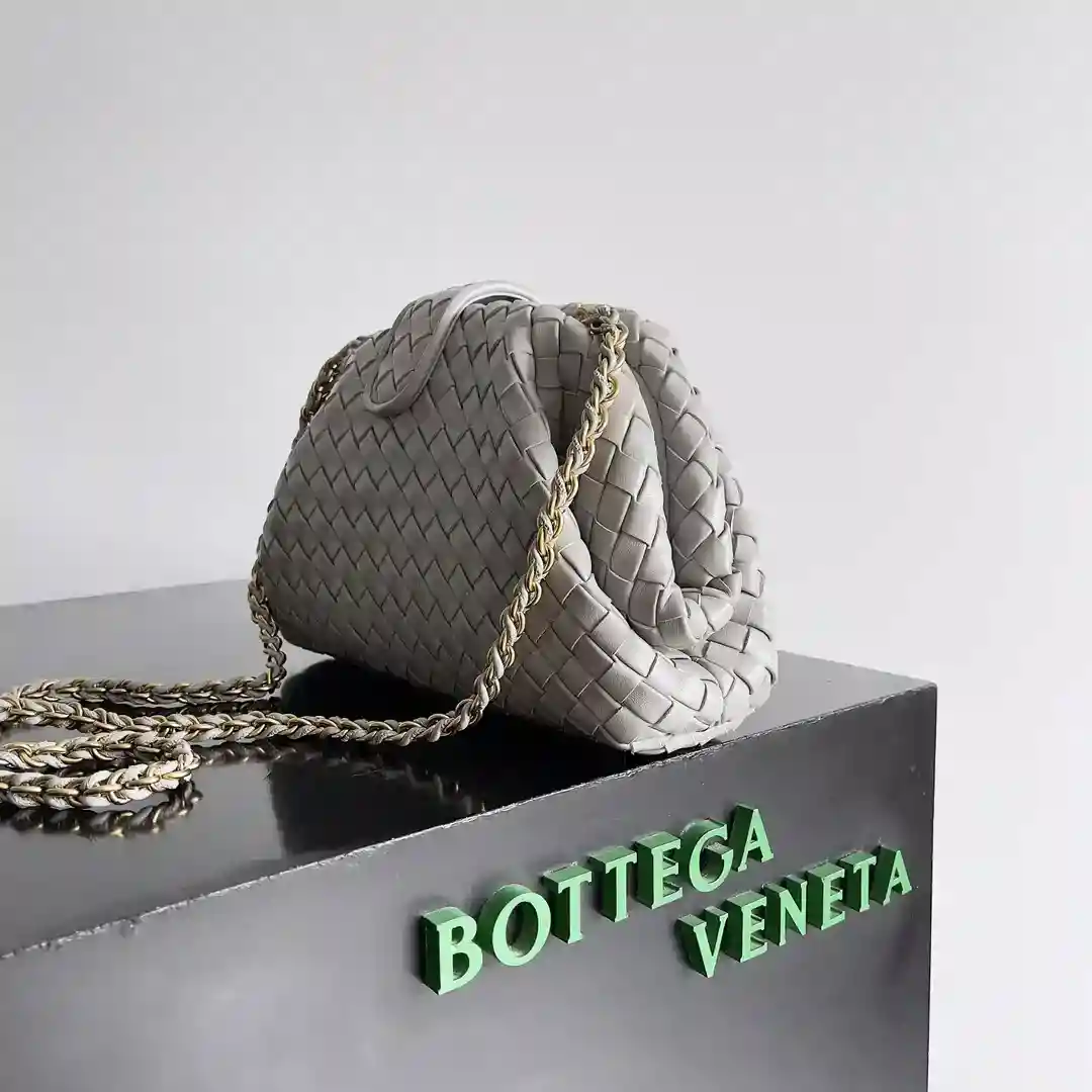 Picture [2]-P2300 BOTTEGA VENETA BOTTEGA VENETA Women's LAUREN 1980 Small Clutch Bag La! A lot of people squatting small finally came to the zipper can be self-adjusting zipper is a major highlight of this bag after removing can be used as a handbag to attend important occasions a bag at the same time to unlock the two ways to carry practicality pull full of a unique sense of structure and the beauty of the lines than the small clouds to add a touch of elegance is a tribute to the classic and the pursuit of modern Model No.: 804038 Size: 27 * 15 * 8cm-high quality handbags