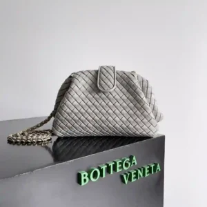 P2300 BOTTEGA VENETA 葆蝶家女士LAUREN 1980 小号手拿包 啦！很多人蹲的小号终于来啦可以自行调节的拉链是这个包包的一大亮点拆掉之后可以当做手包出席重要场合一个包包同时解锁两种背法实用性拉满独特的结构感和线条美比小云朵更添一丝优雅是对经典的致敬与现代的追求
款号：804038
尺寸：27*15*8cm-高仿包包