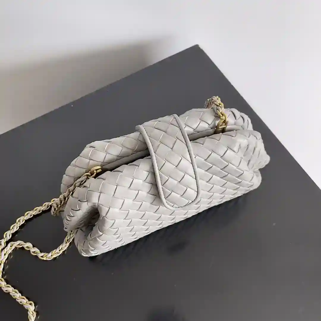 Image [3]-P2300 BOTTEGA VENETA BOTTEGA VENETA Femme LAUREN 1980 Petite pochette La ! Beaucoup de gens se sont accroupis petit finalement venu à la fermeture éclair peut être auto-ajustable zip est un point fort de ce sac après avoir retiré peut être utilisé comme un sac à main pour assister à des occasions importantes un sac en même temps pour déverrouiller les deux façons de transporter la praticité tirer plein d'un sens unique de la structure et la beauté des lignes que les petits nuages pour ajouter une touche d'élégance est un hommage au classique et la poursuite de la moderne Modèle n ° : 804038 Taille : 27 * 15 * 8cm-sacs à main de haute qualité.