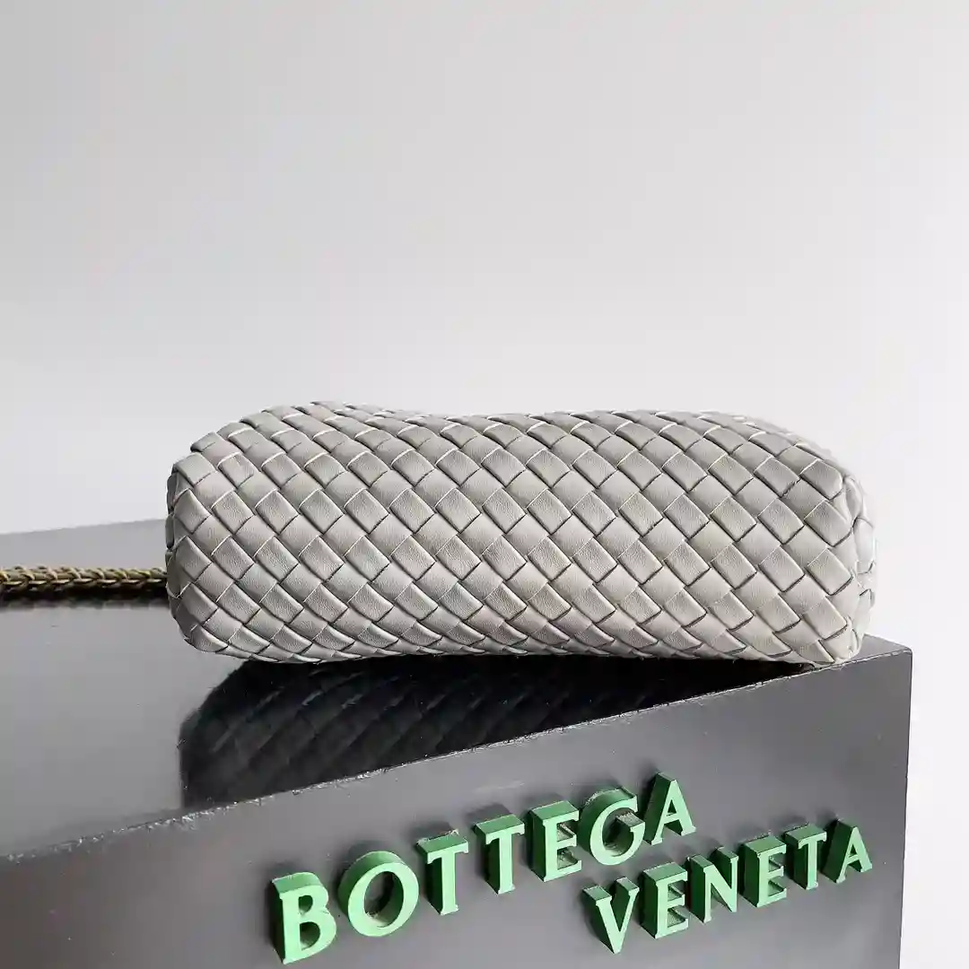 Picture [5]-P2300 BOTTEGA VENETA BOTTEGA VENETA Women's LAUREN 1980 Small Clutch Bag La! A lot of people squatting small finally came to the zipper can be self-adjusting zipper is a major highlight of this bag after removing can be used as a handbag to attend important occasions a bag at the same time to unlock the two ways to carry practicality pull full of a unique sense of structure and the beauty of the lines than the small clouds to add a touch of elegance is a tribute to the classic and the pursuit of modern Model No.: 804038 Size: 27 * 15 * 8cm-high quality handbags