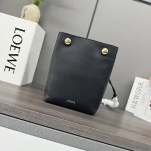 P1160 Loewe光滑牛皮革Pebble小袋 采用折叠结构、管状肩带和双重标志性 *Anagram  Pebble.可调节肩带63厘米-123厘米长 .一个内袋皮革衬里LO℮w℮烫金携刻Anagram标志.
型号：012444
Size：17*7*21.5CM-高仿包包