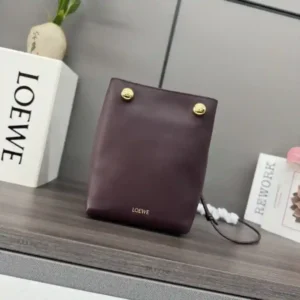 P1160 A bolsa Loewe Pebble em couro de vaca liso apresenta uma construção dobrável, uma alça de ombro tubular e a assinatura dupla * Anagram Pebble.Alça de ombro ajustável 63cm-123cm de comprimento . Um bolso interno forrado de couro LO℮w℮ estampado a quente com o logotipo do Anagrama. Modelo: 012444Tamanho: 17 * 7 * 21.5CM-Sacos de alta falsificação