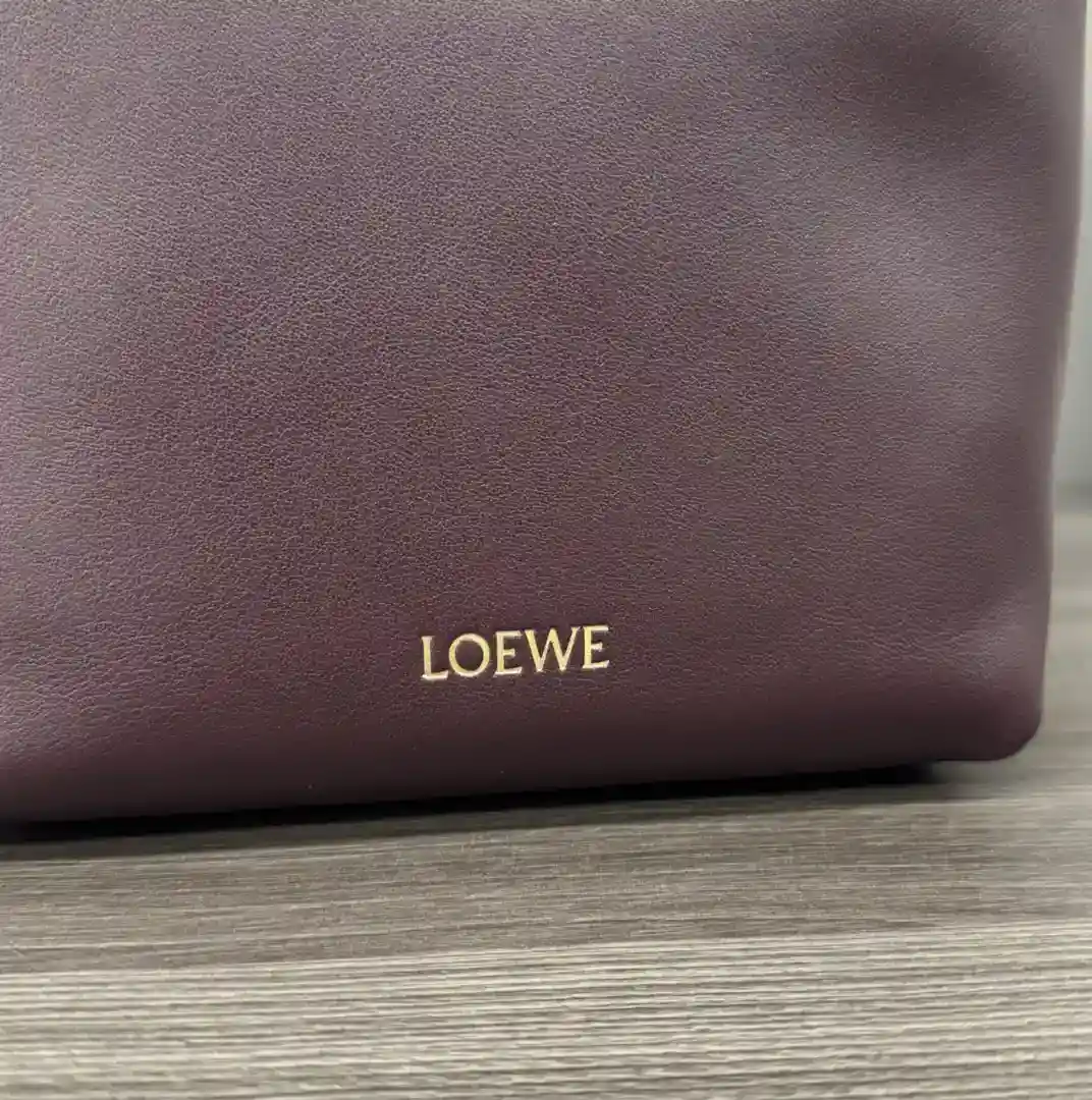 图片[5]-P1160 Loewe光滑牛皮革Pebble小袋 采用折叠结构、管状肩带和双重标志性 *Anagram  Pebble.可调节肩带63厘米-123厘米长 .一个内袋皮革衬里LO℮w℮烫金携刻Anagram标志.
型号：012444
Size：17*7*21.5CM-高仿包包