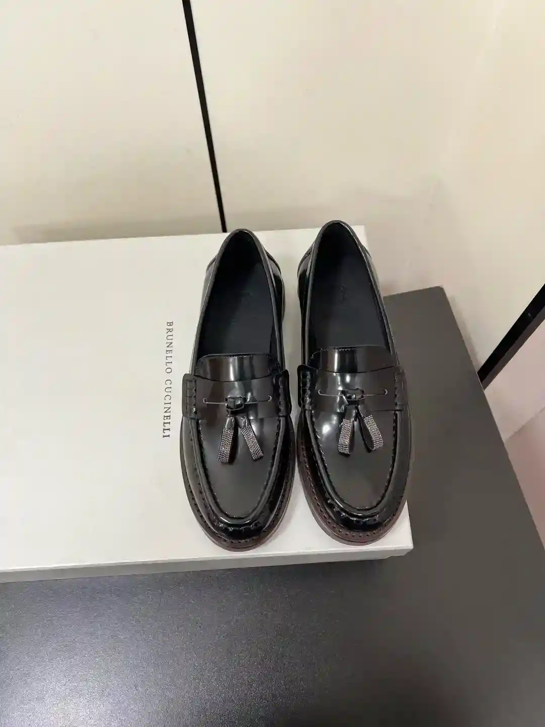 P720 Brunello Cucinelli BC Classic Loafers Stirrup Loafers Series Single Shoes BC é uma conhecida marca italiana de estilo minimalista retro e avançado! Simples e atmosférico pertence a um estilo muito durável! O rei dos pés versáteis sénior sente-se muito bem e confortável! Super versátil! Super durável! Durante todo o ano, primavera, verão, outono e inverno são adequados ✔ Parte superior: couro de vaca com contas de borda aberta ✔ Forro: pele de carneiro tingida com água ✔ Sola: a sola de camurça de desgaste original ✔ Jardinagem: 35-40 (40 personalizados não retornáveis) - Bolsas falsas altas