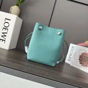 P1160 A bolsa Loewe Pebble em couro de vaca liso apresenta uma construção dobrável, uma alça de ombro tubular e a assinatura dupla * Anagram Pebble.Alça de ombro ajustável 63cm-123cm de comprimento . Um bolso interno forrado de couro LO℮w℮ estampado a quente com o logotipo do Anagrama. Modelo: 012444Tamanho: 17 * 7 * 21.5CM-Sacos de alta falsificação