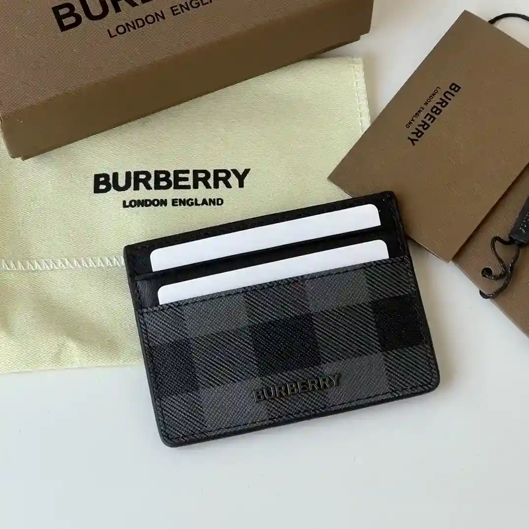 Burberry London Checkered Spell Leather Small Card Case ➰ Decorative Logo Character Pattern Design B-Home Product ~~ 4 Card Positions Central Insert Pocket Compartment 👍 Counter Quality, Fine Workmanship 💋 Physical Shooting 📷🆔🆔 80702751 Gray Size:10cm*7cm-High Faux Bags