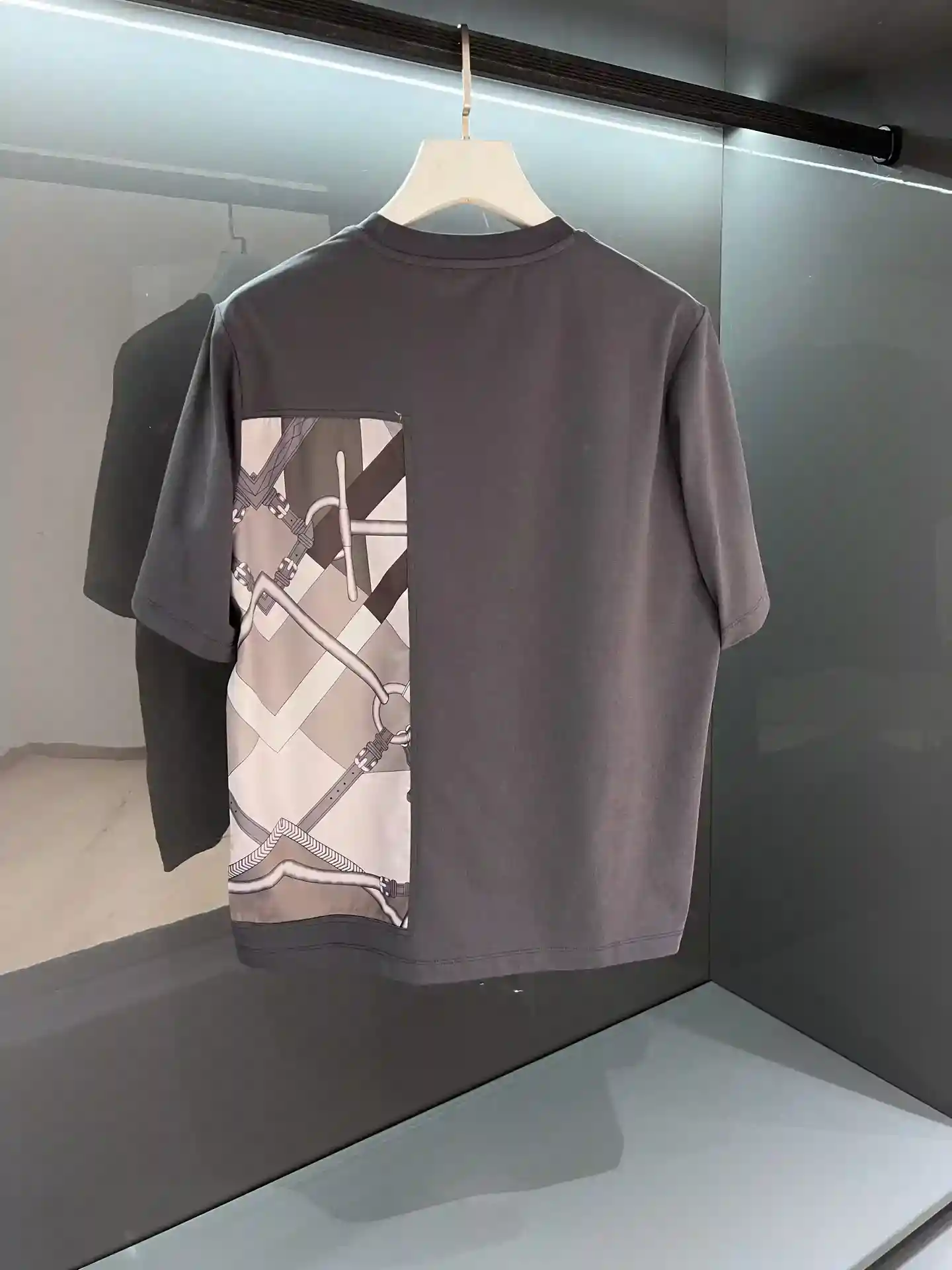 画像[6]-P430 HER25SS 春夏メンズ クルーネック 半袖Tシャツ 大手通販サイトで販売中のエルメス 個性的なセンスを日常に発揮して、今すぐゲット！柔らかく繊細な手触りのウーステッドウエイトのプレーンジャージーコットンを使用し、コシのある中肉厚でトレンドのシルエットを保つTシャツです！このTシャツは100%コットンを使用しており、快適で通気性に優れている！胸元にはHのロゴと、インポートのデジタルプリント技術を使ったカラフルなドラゴンとアニマルのデザインが施され、スタイリッシュで目を引くデザインに仕上がっている！これらのデザインは創造的であるだけでなく、新年を意味し、あなたのためにお祝いの雰囲気を追加します！形は、ジーンズやスウェットパンツとファッショナブルなカジュアルスタイルを示すことができるかどうか、男性と女性の両方のためのカジュアルなルーズフィットシンプルで汎用性の高いデザインです！このTシャツは着心地と質感を重視しただけでなく、ファッション要素もかなりセンスが良い！カラー：ブルー/ライトグレー/グレーサイズ：M / L / XL / 2XL / 3XLM肩幅44胸104長さ68袖丈21ハイレプリカバッグ