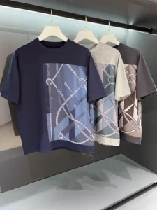 P430 HER25SS primavera/verão T-shirt de manga curta com gola redonda para homem Disponível no sítio Web líder! Hermes Mostra a tua personalidade e gosto únicos no dia a dia com esta T-shirt de manga curta! Esta T-shirt é feita de algodão jersey liso de peso penteado com um toque suave e delicado e uma espessura média que é ao mesmo tempo rígida e mantém uma silhueta na moda! Esta T-shirt é confeccionada em algodão 100% para maior conforto e respirabilidade! O peito é adornado com o logótipo H e um dragão colorido e um desenho de animal utilizando tecnologia de impressão digital importada para criar um visual elegante e apelativo! Estes desenhos não são apenas criativos, mas também significam o novo ano e criam uma atmosfera festiva para si! A forma é um design casual solto, simples e versátil para homens e mulheres, quer com calças de ganga ou calças de fato de treino pode mostrar um estilo casual na moda! Esta T-shirt não só privilegia o conforto e a textura, como também os elementos de moda são de muito bom gosto! Cor: azul / cinzento-claro / cinzento Tamanho: M / L / XL / 2XL / 3XLM largura dos ombros 44 peito 104 comprimento 68 comprimento das mangas 21-Sacos falsos altos