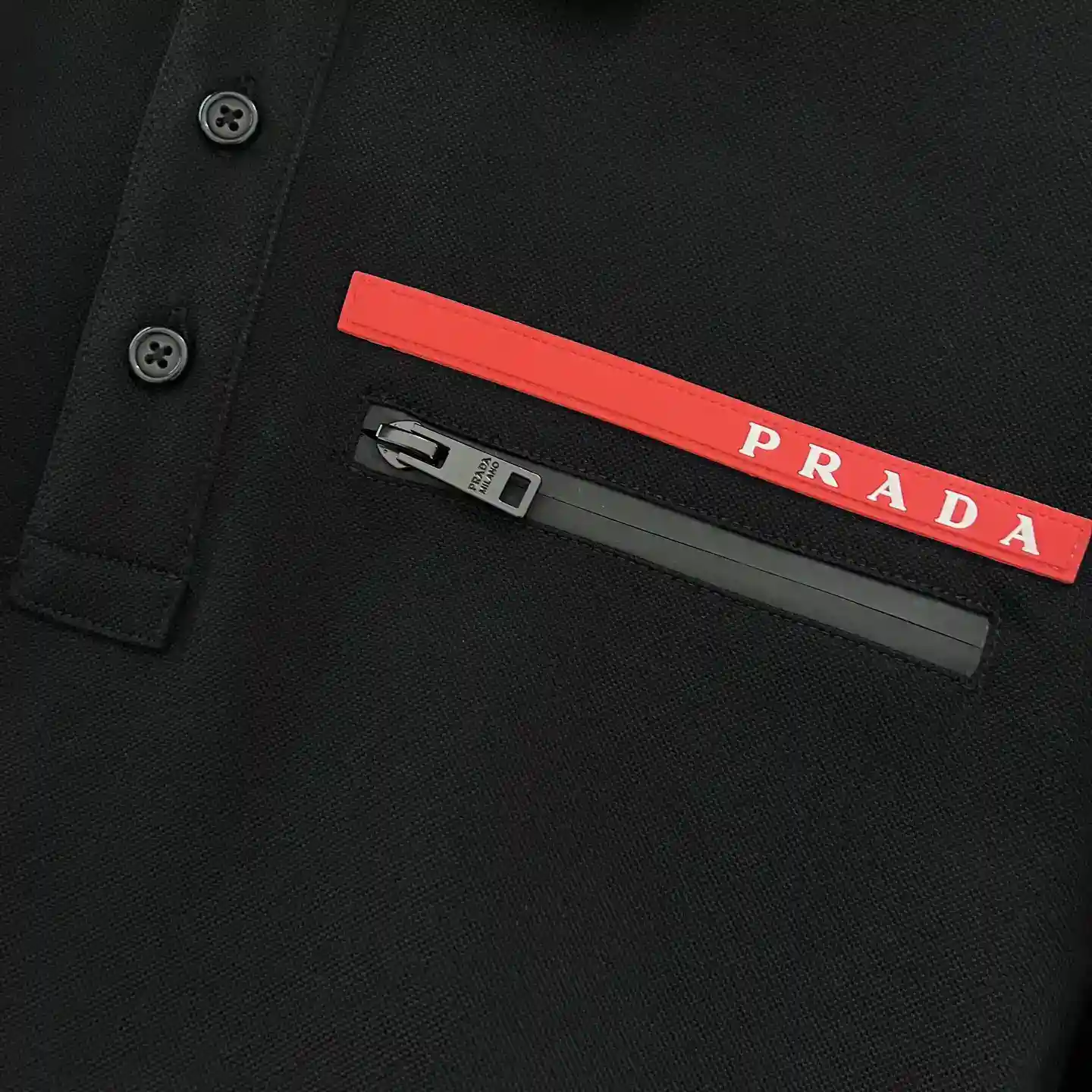 Foto[5]-P460 Más nuevo contador de venta sincrónica de PD nuevo trabajo de Xiu Li. 2025SS Primavera / Verano Prada Hombres de negocios Casual Logotipo de diseño de la solapa de manga corta Camiseta Regular diseño de corte recto, tanto la personalidad y el modelo de moda, inherente extraordinaria. ¡Contra modelos de hoja perenne! Simple no simple ... Tejidos: popelina Pioneer, malla de cuentas finas de algodón mercerizado, ➕ algodón elástico de punto. El empalme y el estampado de la parte delantera y trasera se complementan entre sí, el estilo de la marca ante los ojos, adhiriéndose a la simplicidad del estilo magnífico. Suave al tacto y extremadamente cómoda de llevar. Pecho decorado con el logotipo clásico de moda Logo en lugar de la etiqueta tradicional triángulo, la creación de una moda de lujo armonioso, la reinterpretación de los elementos básicos y darle un nuevo significado de actitud y consideraciones, exquisitos detalles revelan el aliento de alto lujo de la marca.... Color: negro Talla: M/L/XL/2XL/3XLM Anchura del hombro 43 pecho 102 longitud 68 longitud de la manga 22-Alta réplica bolsas