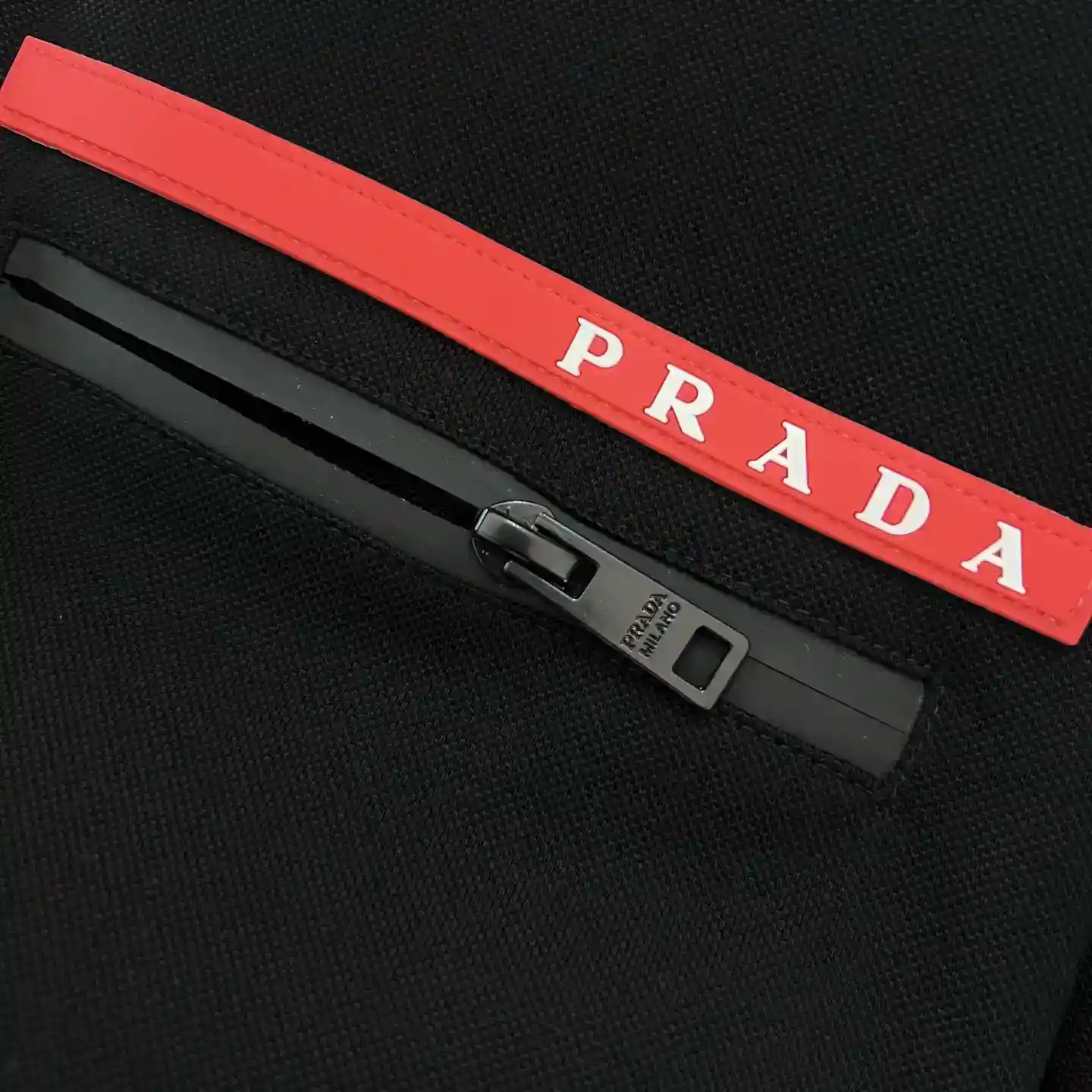 Foto[8]-P460 Más nuevo contador de venta sincrónica de PD nuevo trabajo de Xiu Li. 2025SS Primavera / Verano Prada Hombres de negocios Casual Logotipo de diseño de la solapa de manga corta Camiseta Regular diseño de corte recto, tanto la personalidad y el modelo de moda, inherente extraordinaria. ¡Contra modelos de hoja perenne! Simple no simple ... Tejidos: popelina Pioneer, malla de cuentas finas de algodón mercerizado, ➕ algodón elástico de punto. El empalme y el estampado de la parte delantera y trasera se complementan entre sí, el estilo de la marca ante los ojos, adhiriéndose a la simplicidad del estilo magnífico. Suave al tacto y extremadamente cómoda de llevar. El pecho decorado con el logo clásico de moda Logo en lugar de la tradicional etiqueta triangular, creando una armoniosa atmósfera de moda de lujo, reinterpretación de artículos básicos y dándole un nuevo significado de actitud y consideración, exquisitos detalles revelan el aliento de alto lujo de la marca.... Color: negro Talla: M/L/XL/2XL/3XLM Anchura del hombro 43 pecho 102 longitud 68 longitud de la manga 22-Alta réplica bolsas