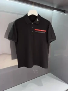 P460 último balcão sincronizado venda PD's novo trabalho Xiu Li. 2025SS primavera/verão Prada Camiseta masculina de manga curta com lapela e design de logotipo casual de negócios Design regular de corte reto, personalidade e modelo de moda, extraordinário inerente. Modelos de contador evergreen! Simples não é simples... Tecidos: popeline pioneira, algodão mercerizado de malha fina com contas, algodão elástico de malha ➕. A emenda e o relevo frontal e traseiro se complementam, o estilo da marca na frente dos olhos, aderindo à simplicidade do estilo lindo. Suave ao toque e extremamente confortável de usar. Peito decorado com o logótipo clássico da moda em vez da tradicional etiqueta triangular, criando uma atmosfera harmoniosa de moda de luxo, reinterpretação de artigos básicos e dando-lhe um novo significado de atitude e consideração, detalhes requintados revelam a atmosfera de alto luxo da marca.... Cor: preto Tamanho: M/L/XL/2XL/3XLM Largura dos ombros 43 peito 102 Comprimento 68 Comprimento das mangas 22-Sacos de réplica alta