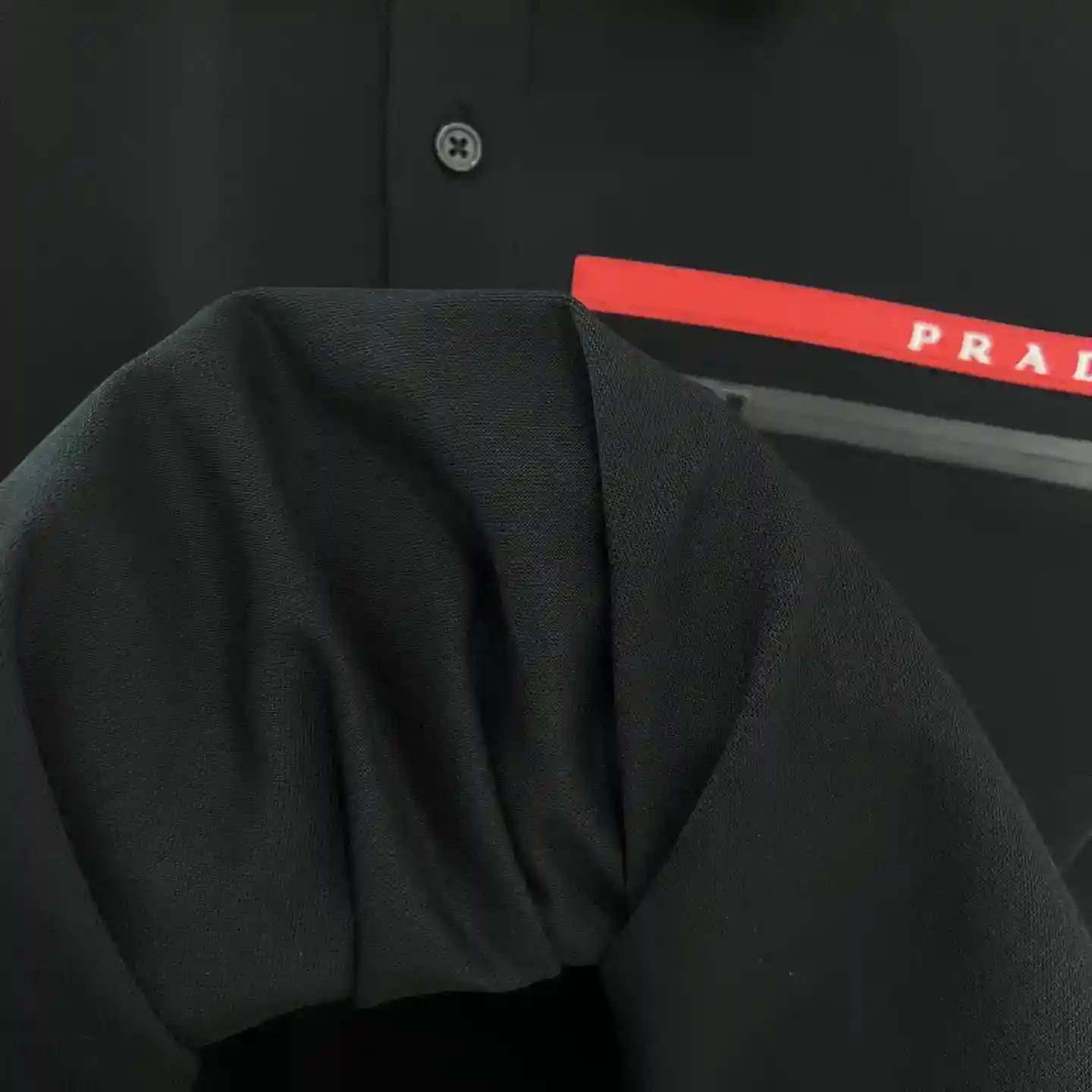 Foto[7]-P460 Más nuevo contador de venta sincrónica PD nuevo trabajo de Xiu Li. 2025SS Primavera / Verano Prada Hombres de negocios Casual Logotipo de diseño de la solapa de manga corta Camiseta Regular diseño de corte recto, tanto la personalidad y el modelo de moda, inherente extraordinaria. ¡Contra modelos de hoja perenne! Simple no simple ... Tejidos: popelina Pioneer, malla de cuentas finas de algodón mercerizado, ➕ algodón elástico de punto. El empalme y el estampado de la parte delantera y trasera se complementan entre sí, el estilo de la marca ante los ojos, adhiriéndose a la simplicidad del estilo magnífico. Suave al tacto y extremadamente cómoda de llevar. Pecho decorado con el logotipo clásico de moda Logo en lugar de la etiqueta tradicional triángulo, la creación de una moda de lujo armonioso, la reinterpretación de los elementos básicos y darle un nuevo significado de la actitud y consideraciones, exquisitos detalles revelan el aliento de alto lujo de la marca.... Color: negro Talla: M/L/XL/2XL/3XLM Anchura del hombro 43 pecho 102 longitud 68 longitud de la manga 22-Alta réplica bolsas