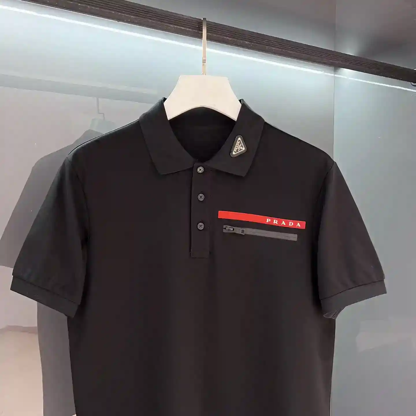 Foto[3]-P460 Más nuevo contador de venta sincrónica PD nuevo trabajo de Xiu Li. 2025SS Primavera / Verano Prada Hombres de negocios Casual Logotipo de diseño de la solapa de manga corta Camiseta Regular diseño de corte recto, tanto la personalidad y el modelo de moda, inherente extraordinaria. ¡Contra modelos de hoja perenne! Simple no simple ... Tejidos: popelina Pioneer, malla de cuentas finas de algodón mercerizado, ➕ algodón elástico de punto. El empalme y el estampado de la parte delantera y trasera se complementan entre sí, el estilo de la marca ante los ojos, adhiriéndose a la simplicidad del estilo magnífico. Suave al tacto y extremadamente cómoda de llevar. El pecho decorado con el logo clásico de moda Logo en lugar de la tradicional etiqueta triangular, creando una armoniosa atmósfera de moda de lujo, reinterpretación de artículos básicos y dándole un nuevo significado de actitud y consideración, exquisitos detalles revelan el aliento de alto lujo de la marca.... Color: negro Talla: M/L/XL/2XL/3XLM Anchura del hombro 43 pecho 102 Longitud 68 Longitud de la manga 22-Alta réplica bolsos