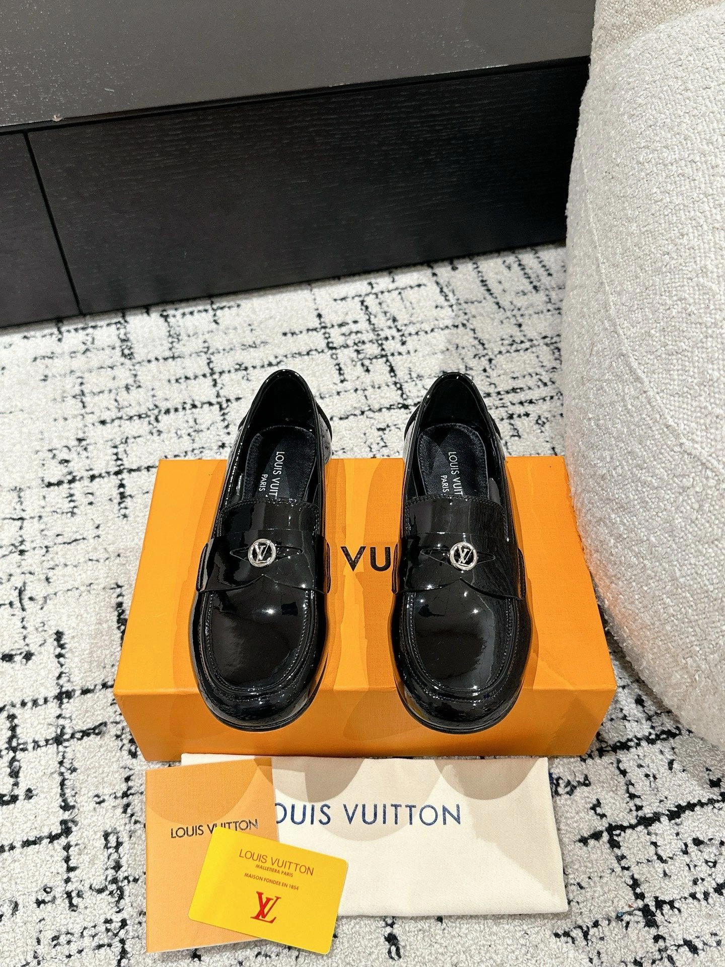 P720 #louis vuitton Louis Vuitton 25/Spring/Summer Mary Jane shoes patent leather surface T word belt with circle Lv metal letters embellished doll that is the sense of vision ~ well-behaved cute ❤️ sweet cool can be simple and exquisite on the foot super nice ~ wearing comfortable and soft this pair of lovely wind Mary Jane with a sock with a short skirt absolute ~ Upper: imported natural cow patent leather lining: mixed sheepskin lining / footbed hardware: 1 : 1 metal circle lv letters five gold ornaments outsole: Italian leather outsole size : 35-39 (40 41 customized non-returnable)-high imitation bags