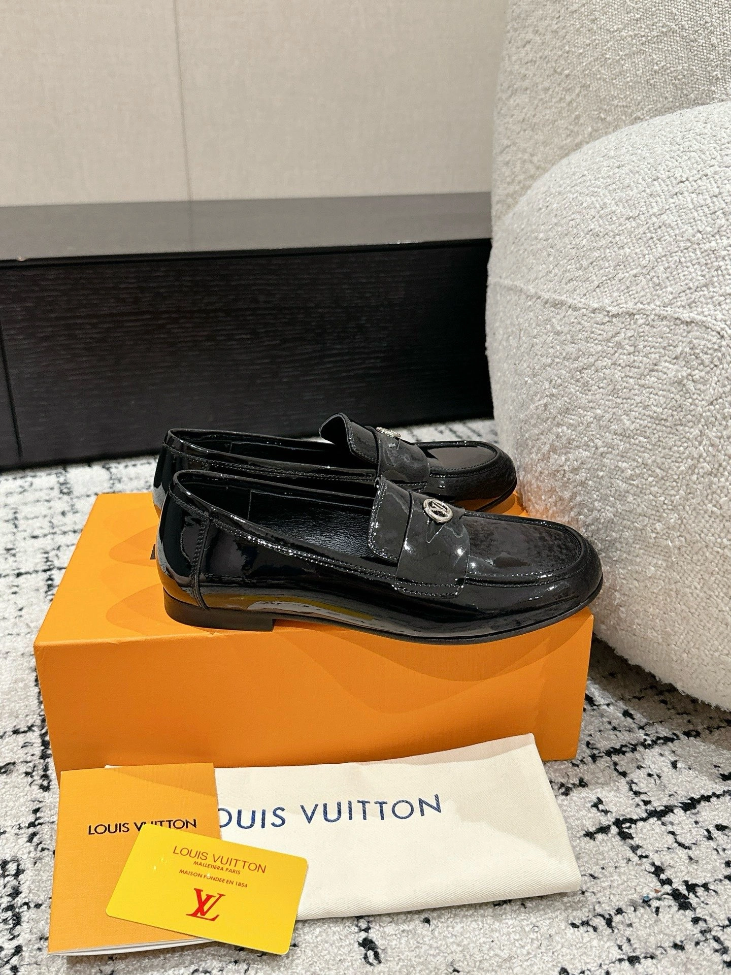 Picture [2]-P720 #louis vuitton Louis Vuitton 25/Spring/Summer Mary Jane shoes patent leather surface T-strap with circle Lv metal letters embellished doll that is the sense of vision ~ well-behaved and lovely ❤️ sweet and cool can be simple and exquisite on the foot super nice ~ wearing comfortable and soft this pair of lovely wind Mary Jane with a sock with a short skirt perfect ~ Upper: imported natural cow patent leather Lining: mixed species sheepskin lining / Footbed hardware: 1:1 metal circle lv letters five gold jewelry outsole: Italy leather outsole size : 35-39 (40 41 customized non-returnable)-high-fashion bags