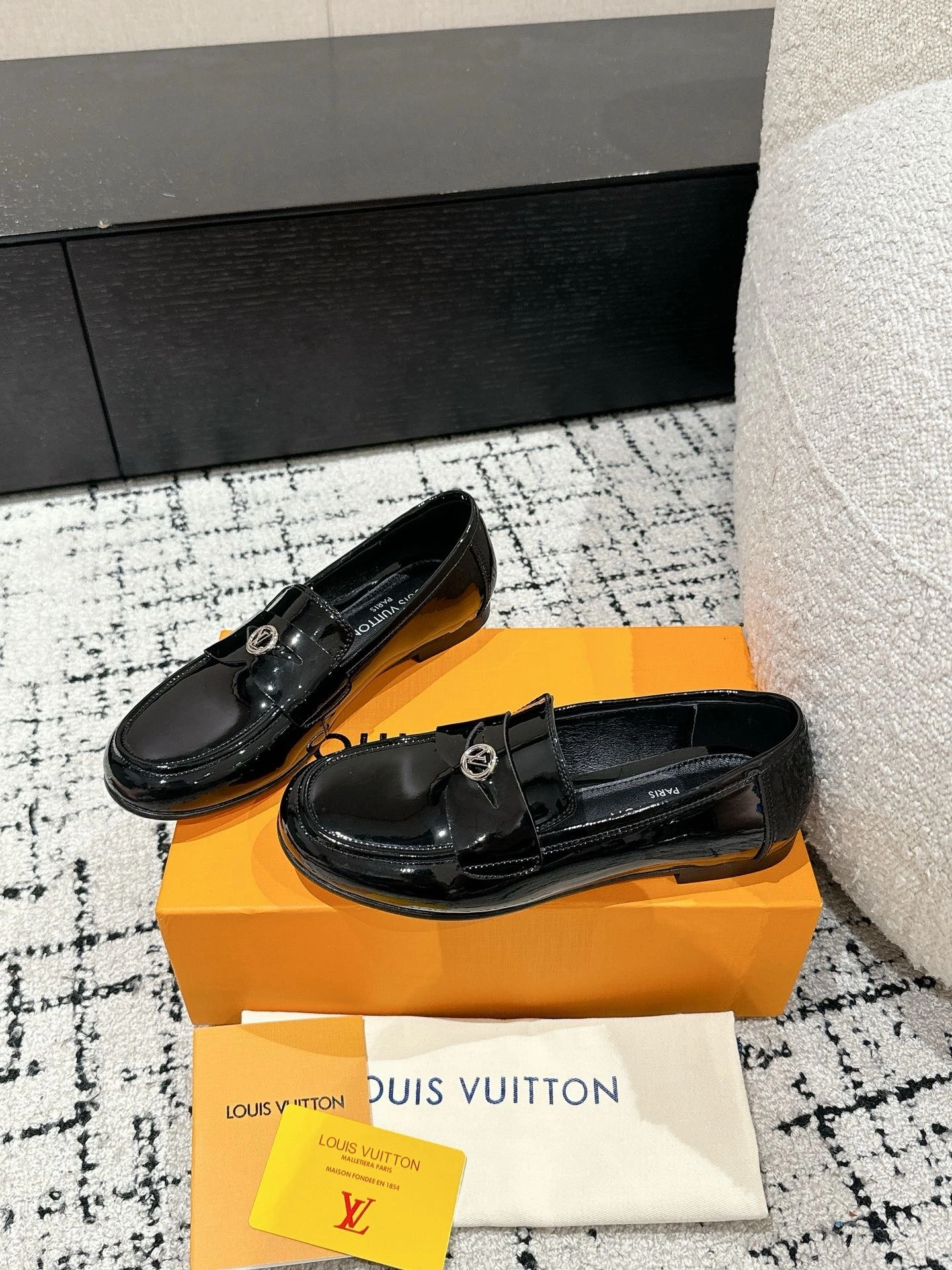 Picture [3]-P720 #louis vuitton Louis Vuitton 25/Spring/Summer Mary Jane shoes patent leather surface T-strap with circle Lv metal letters embellished doll that is the sense of vision ~ well-behaved and lovely ❤️ sweet and cool can be simple and exquisite on the foot super nice ~ wearing comfortable and soft this pair of lovely wind Mary Jane with a sock with a short skirt absolute ~ Upper: imported natural cow patent leather Lining: mixed species sheepskin lining / Footbed hardware: 1:1 metal circle lv letters five gold jewelry outsole: Italy leather outsole size : 35-39 (40 41 customized non-returnable)-high-fashion bags