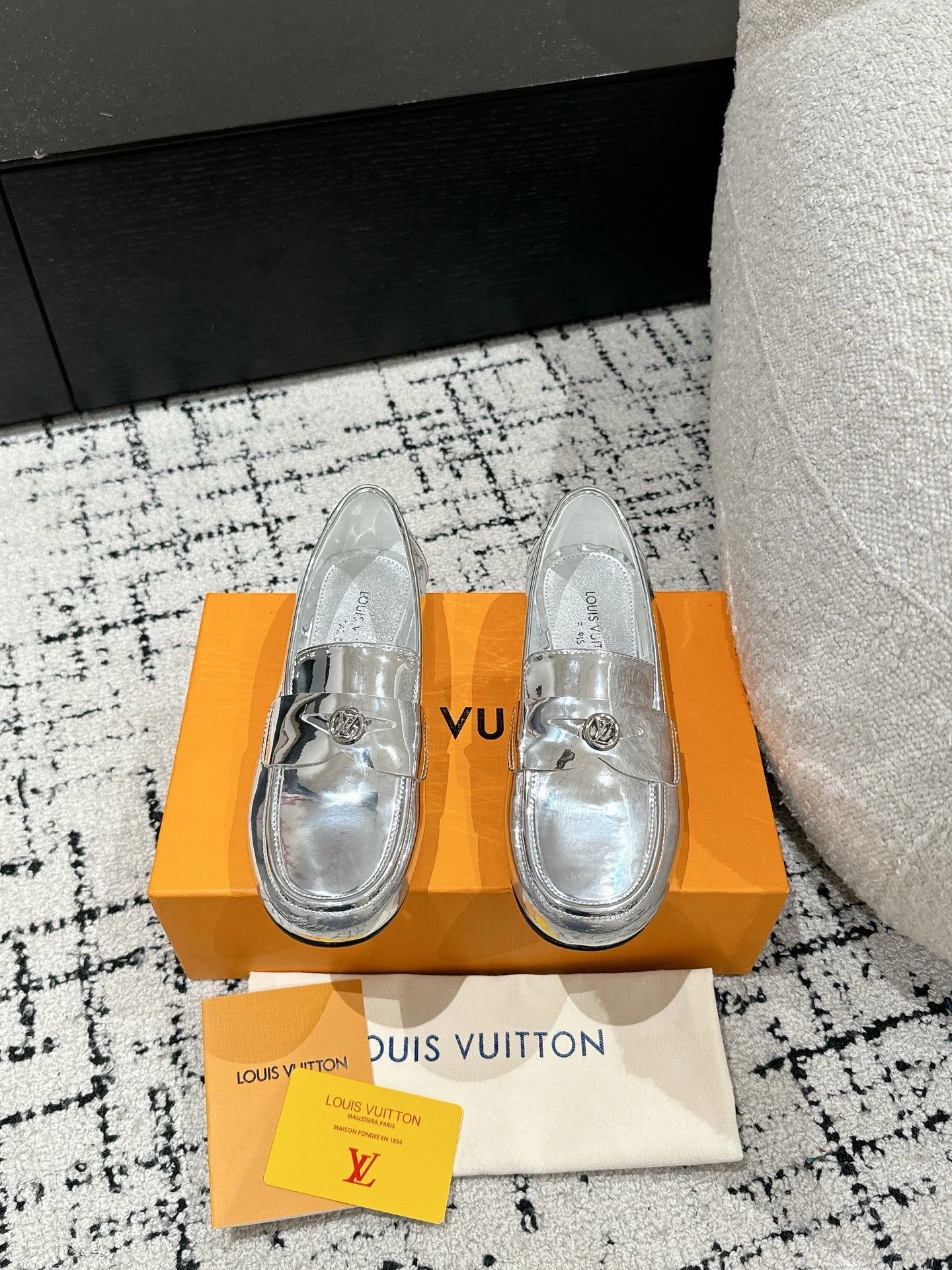 P720#
louis vuitton 路易威登 25/春夏玛丽珍鞋

漆皮面T字带搭配圆圈Lv金属字母点缀
洋娃娃即视感～乖巧可爱❤️甜酷皆可
简约精致上脚超好看～穿着舒适柔软
这双可爱风玛丽珍搭个袜子配上短裙绝了～

鞋面：进口自然牛漆皮
內里：混种羊皮內里/垫脚
五金：1:1金属圆圈lv字母五金饰
大底：意大利真皮大底 
size ：35-39（40 41订做不退换）-高仿包包