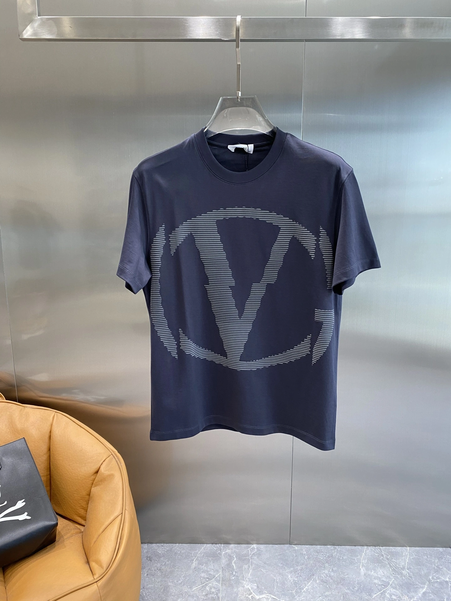 Image [2] - "𝙉𝙚𝙬🤍 Warren Home" 2025 Premium sens de la simplicité dans l'attraction Valentino T-shirt noir ! Atmosphère calme devant la poitrine de l'emblématique motif en V avec des lignes astucieusement esquissées simple mais pas de perte de reconnaissabilité sens supérieur de tirer plein tissu doux peau conviviale porter confortable et respirant S-XXXL 🅿️480- high quality replica handbags.