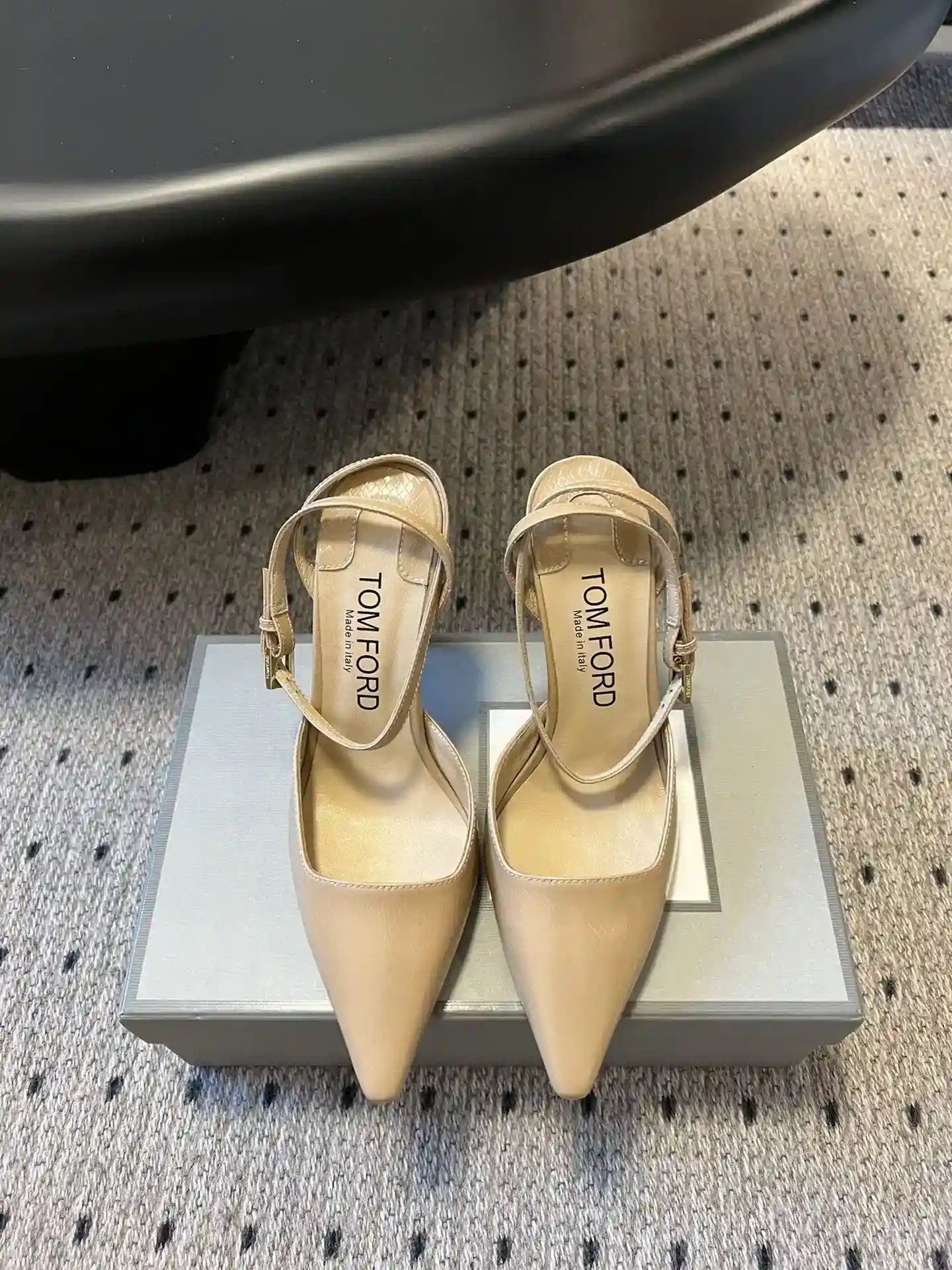 ¡p660Tomford 25ss principios de la primavera de tacón alto puntiagudo del dedo del pie zapatos individuales de tacón alto con "corazón de acero haciendo talón de hierro" puntiagudo del dedo del pie zapatos individuales y sandalias puntiagudas del dedo del pie para el verano y el otoño, respectivamente, en todos los ámbitos de la vida de las mujeres necesita para conseguirlo! ¡Es la primera opción para las diosas sexy! Ciempiés élite necesidad de tirar de toda la hierba fácil y cómodamente marca de la casa parisina con colores parisinos y elementos de moda como inspiración para dar a la gente de lujo comodidad y elegancia Tejido: piel de vaca Suela: suela de cuero italiano Forro: piel de oveja tamaño: 35 ~ 40 (40. Custom no retornables) Tacón: 10,5 cm-Alta Faux Bolsas